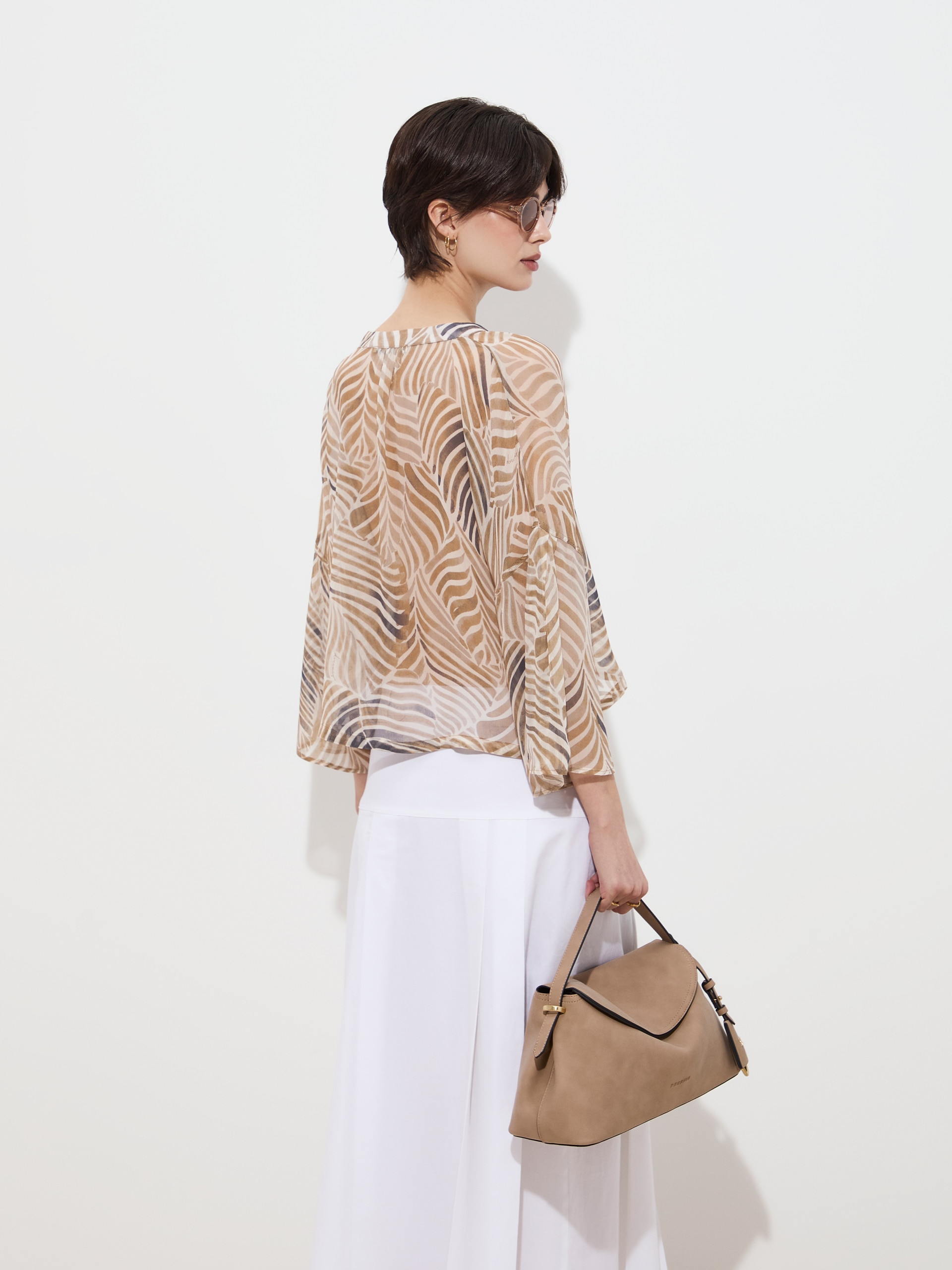 Blusa com Estampado de Folhas Bege-4