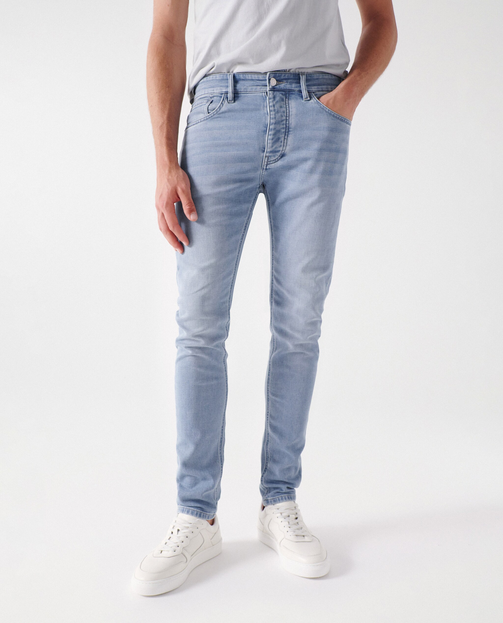 Jeans Straight com Lavagem Clara Azul-claro-1