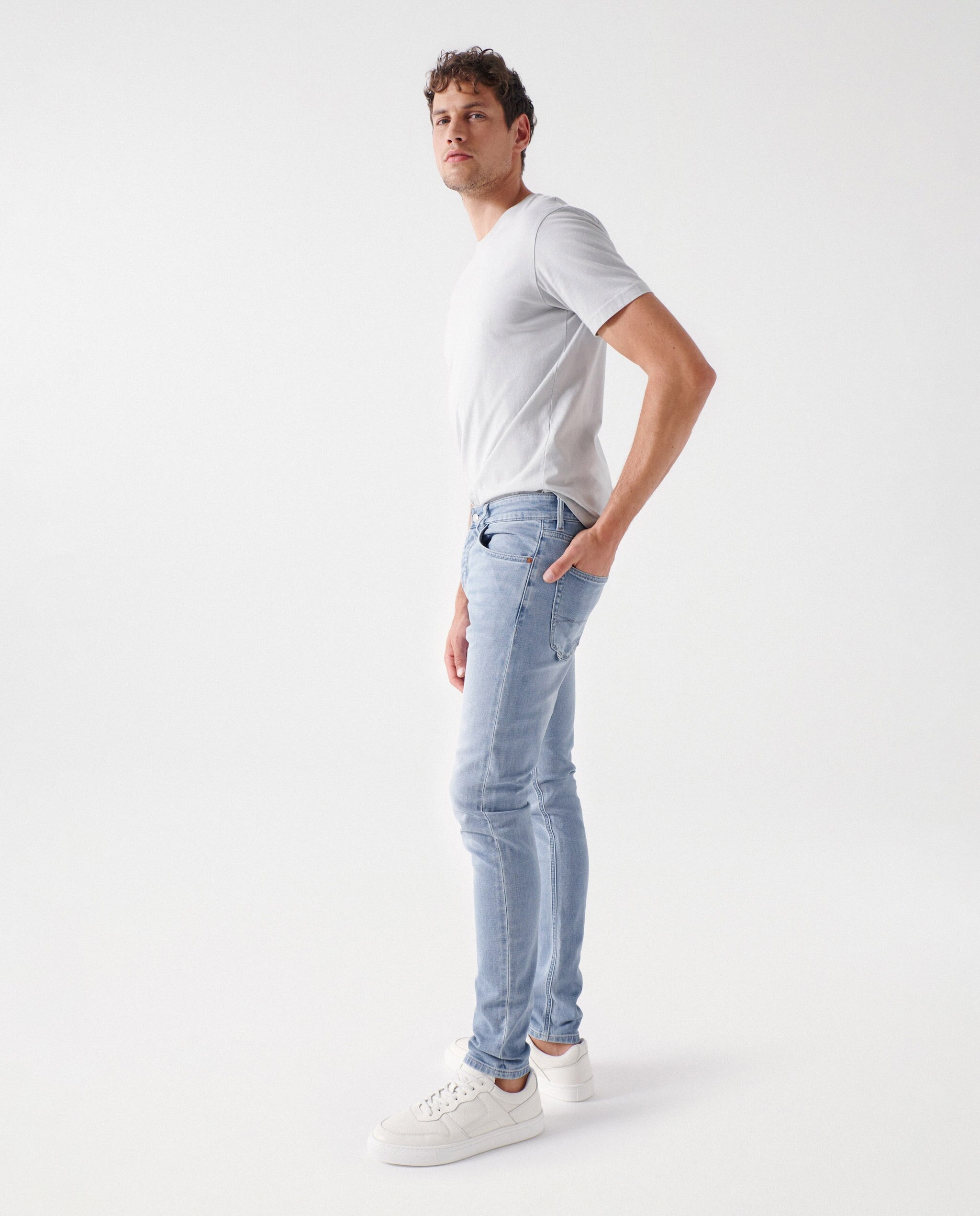 Jeans Straight com Lavagem Clara Azul-claro-2