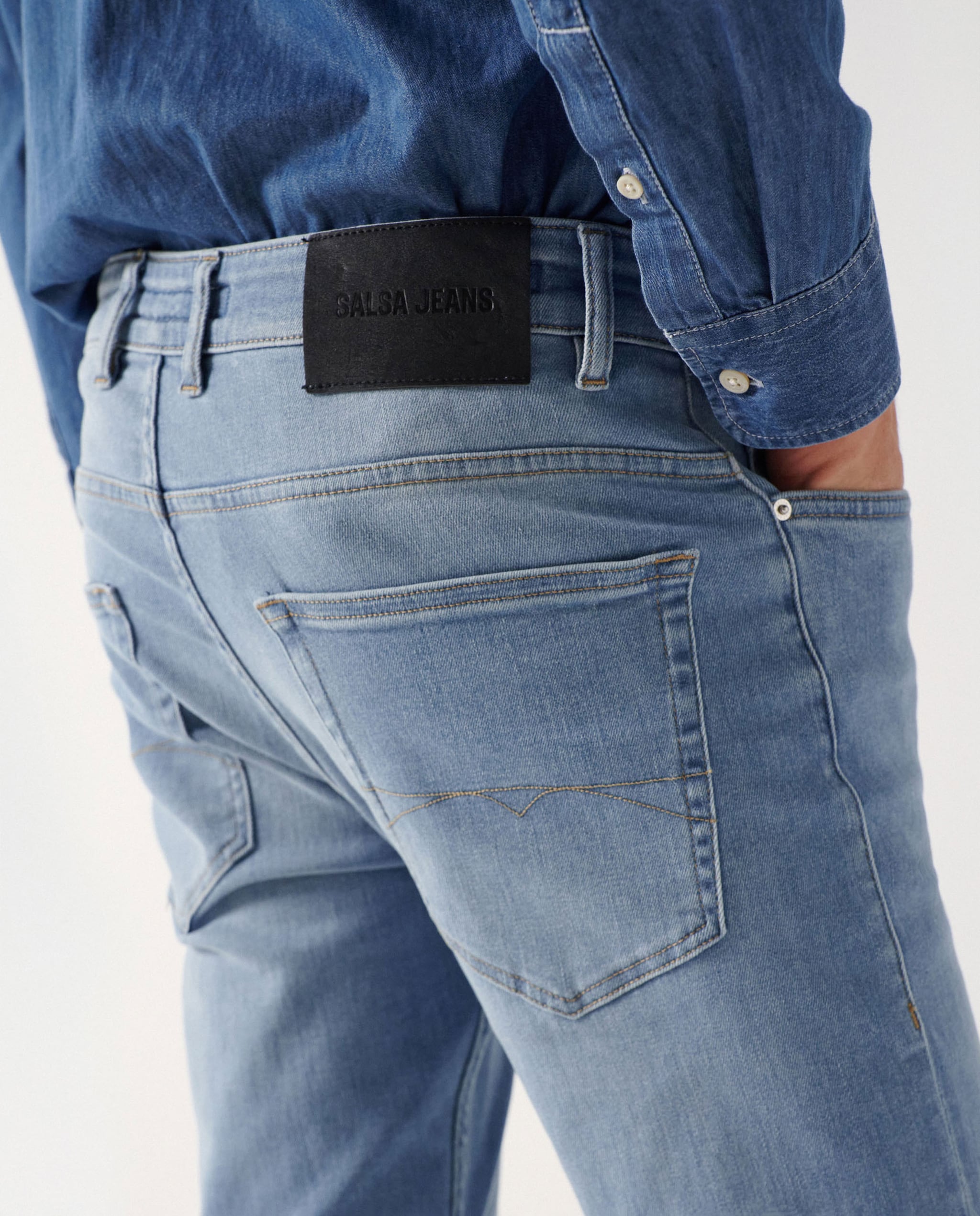 Jeans Regular em Lavagem Clara Azul-4