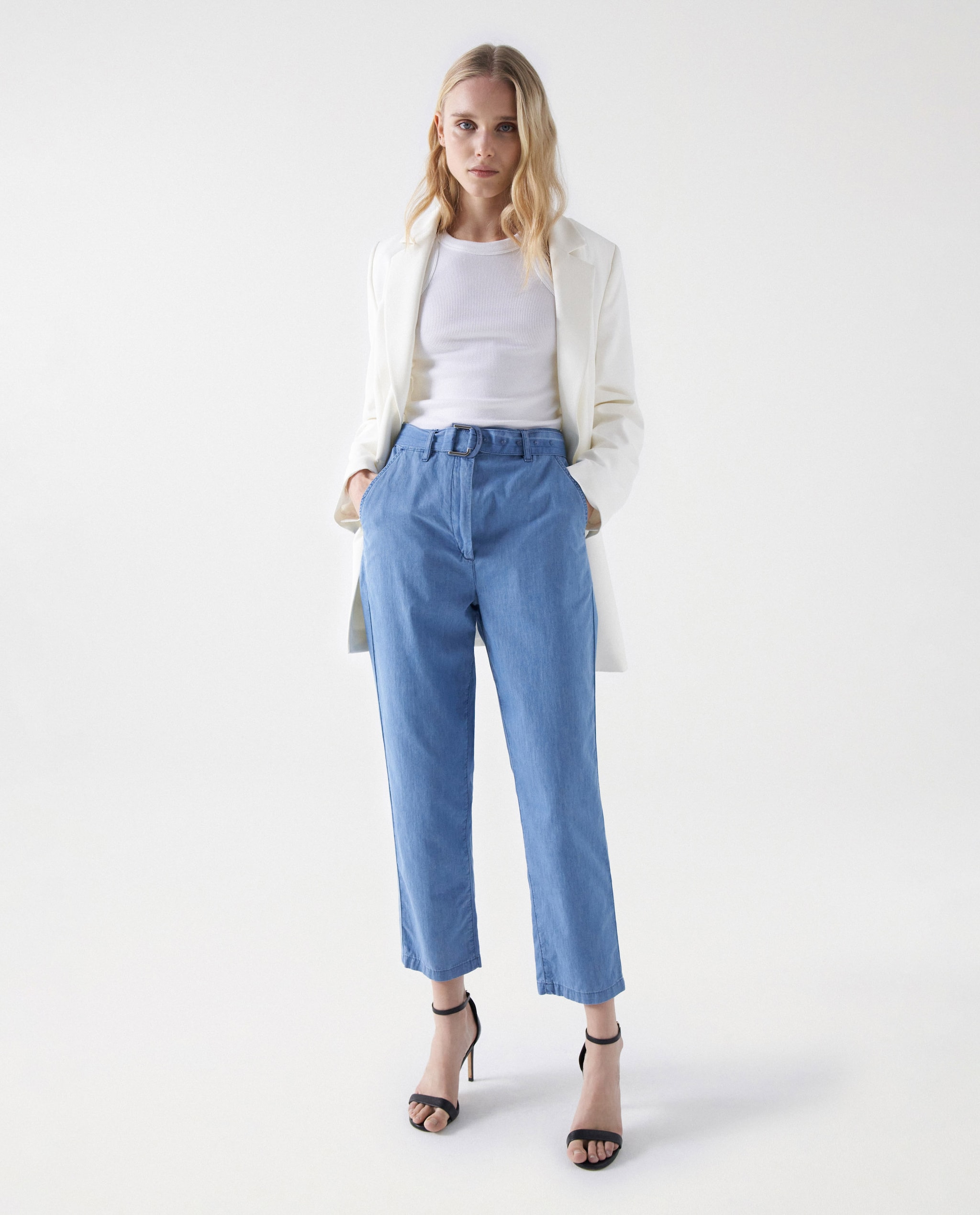 Imagem 0 de Calças com Corte a Direito Tipo Calças Chino Cropped Slim em Lightdenim