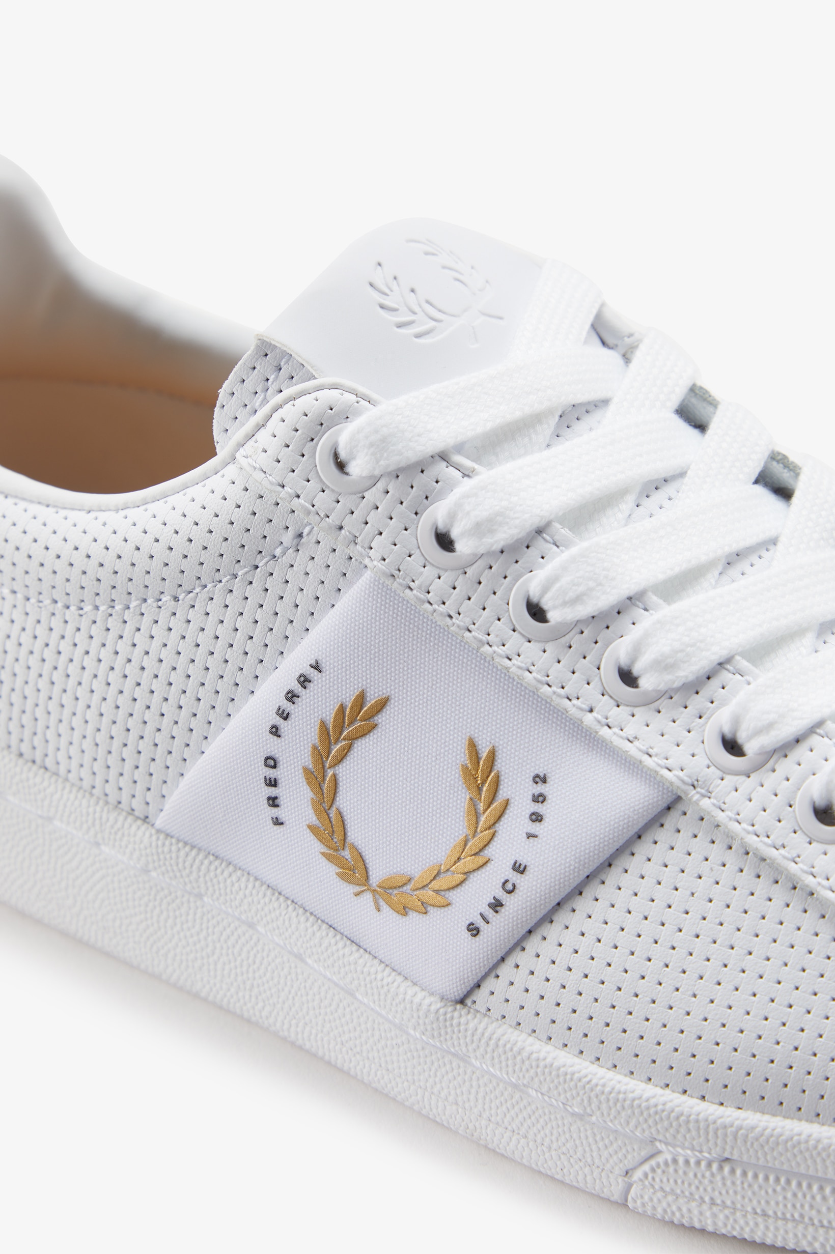 Sapatilha em pele perfurada Fred Perry Branco-6