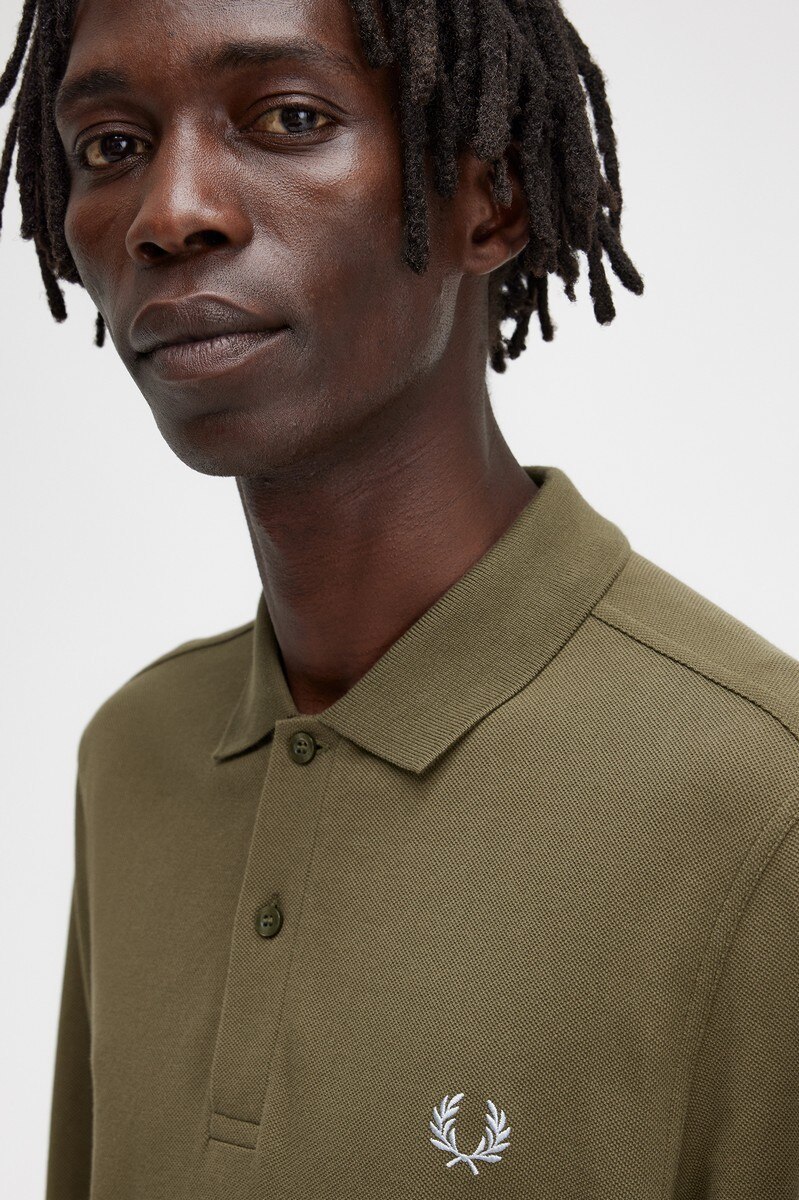Polo de manga comprida. Uma interpretação do original 'Fred Perry Shirt' Verde-militar-3