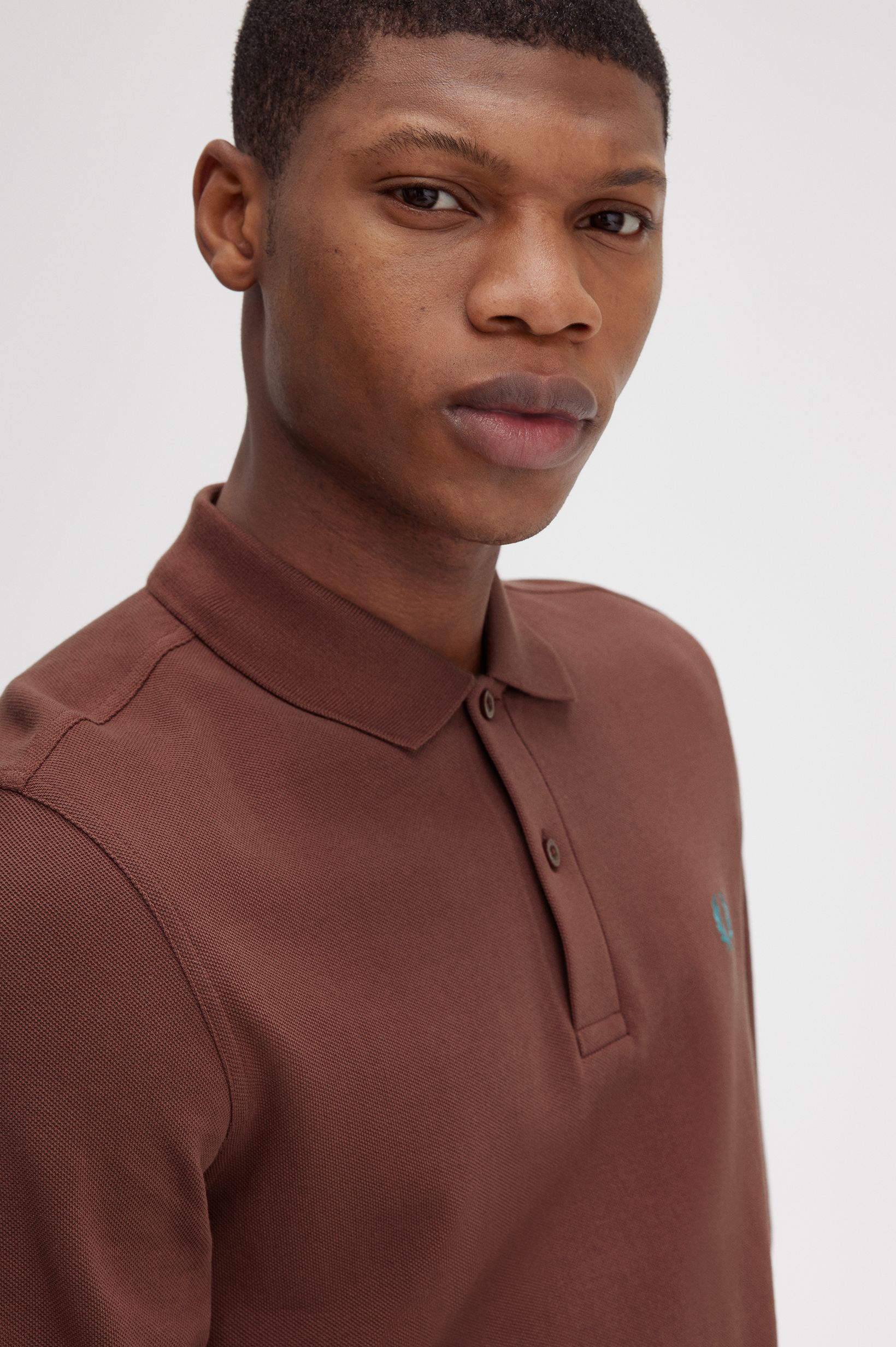 Polo de manga comprida. Uma interpretação do original 'Fred Perry Shirt' Castanho-1