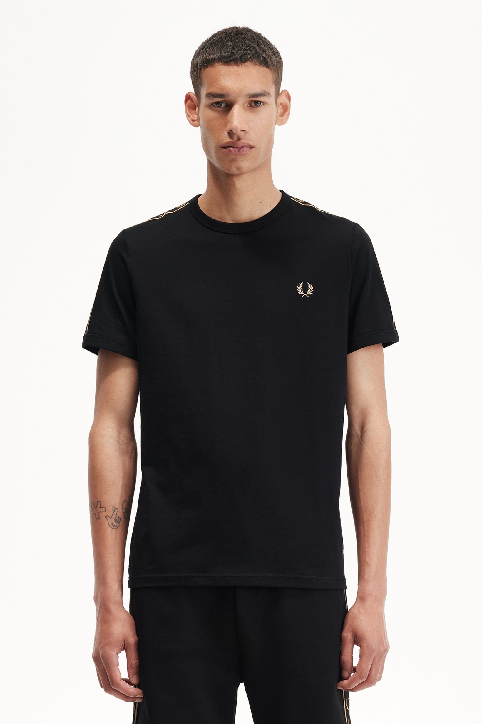 T-Shirt 'Contrast Tape Ringer' Preto-1