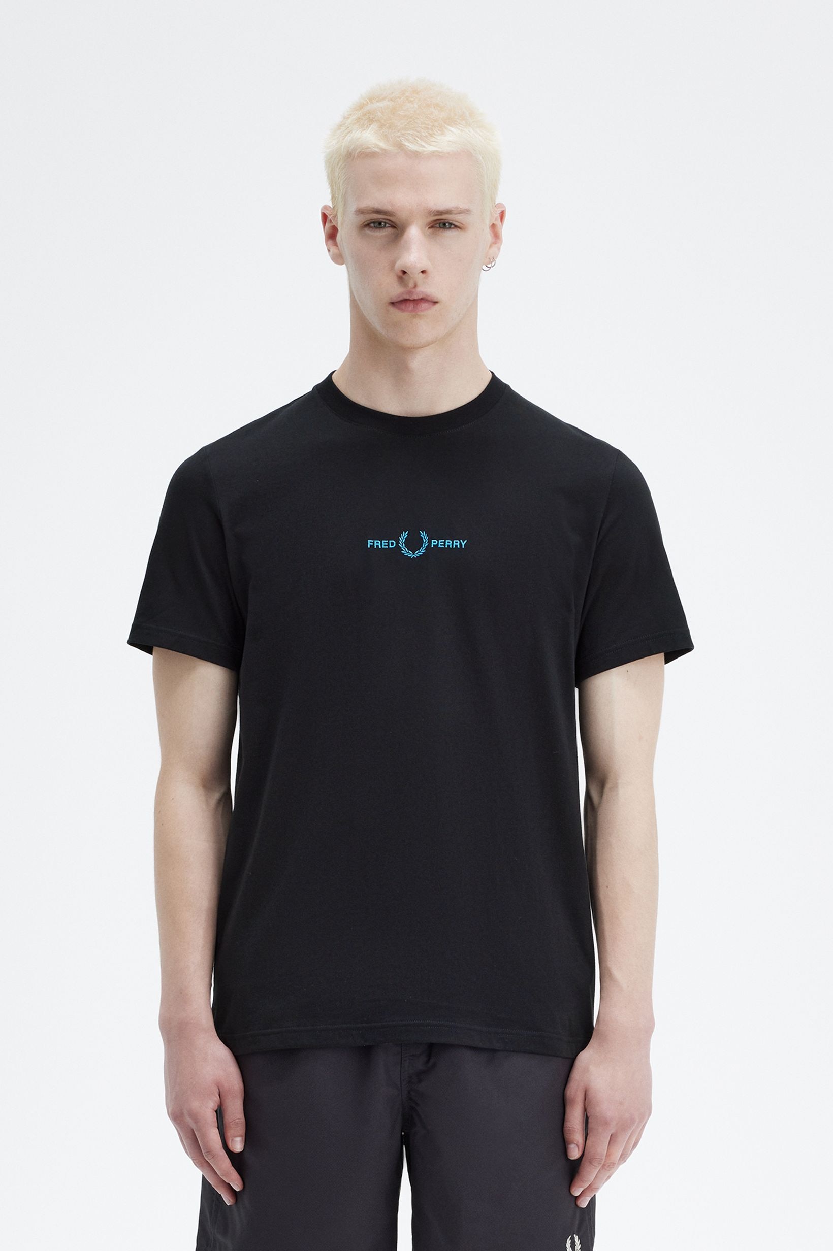 T-Shirt com bordado Preto-1