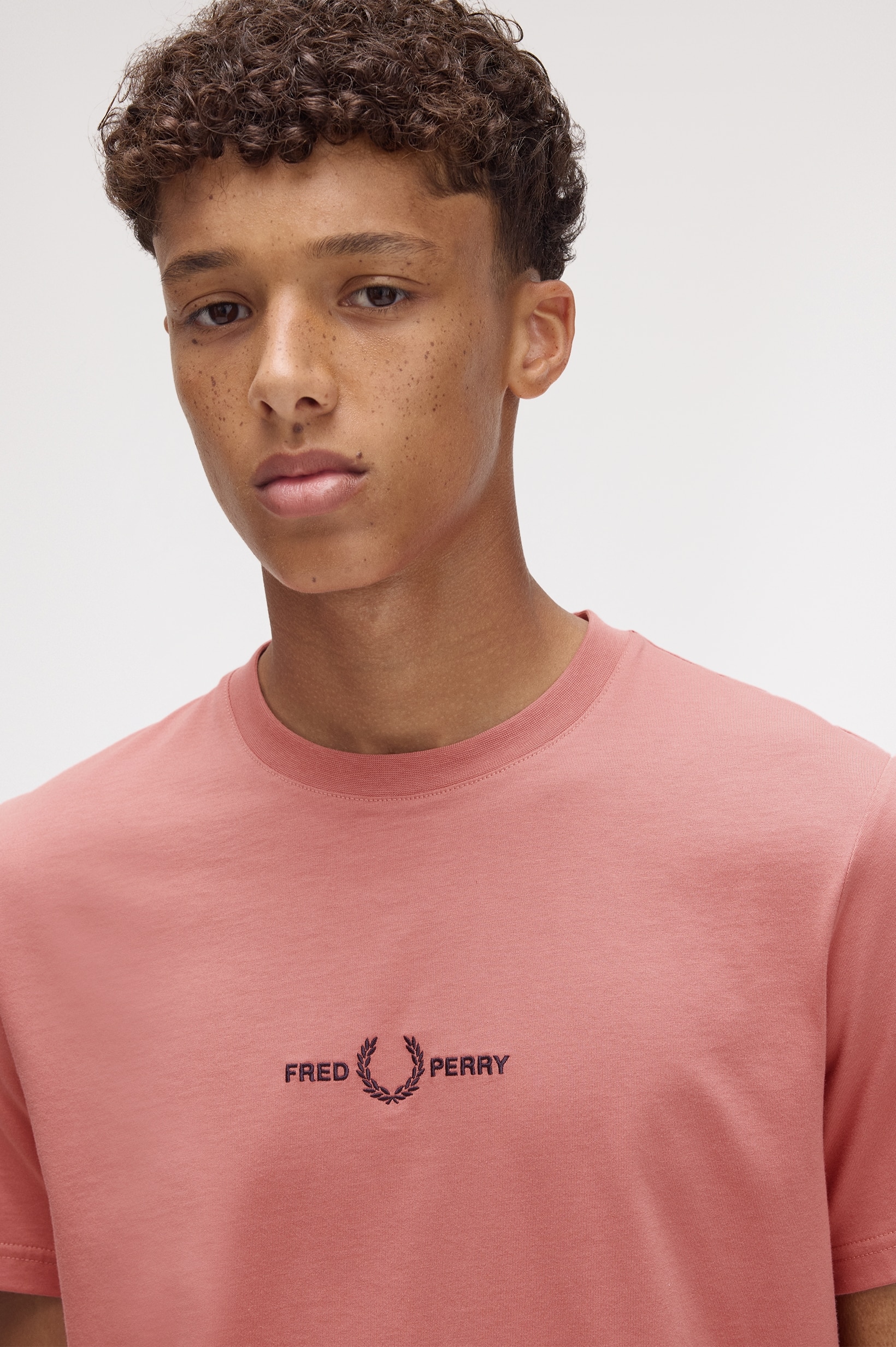 T-Shirt com Bordado Rosa-2