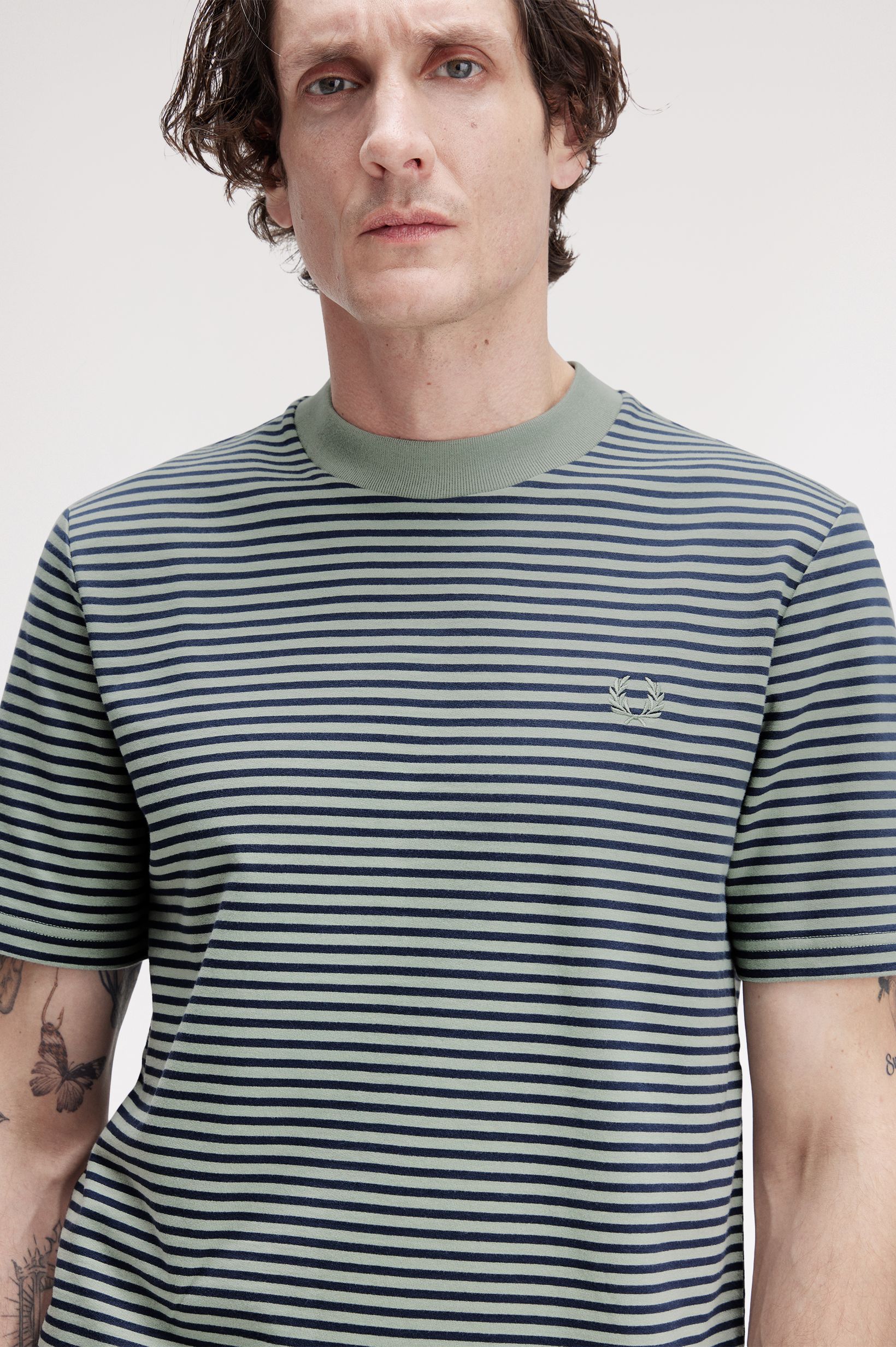 T-Shirt Manga Curta em Verde 'Fine Stripe' Verde-3
