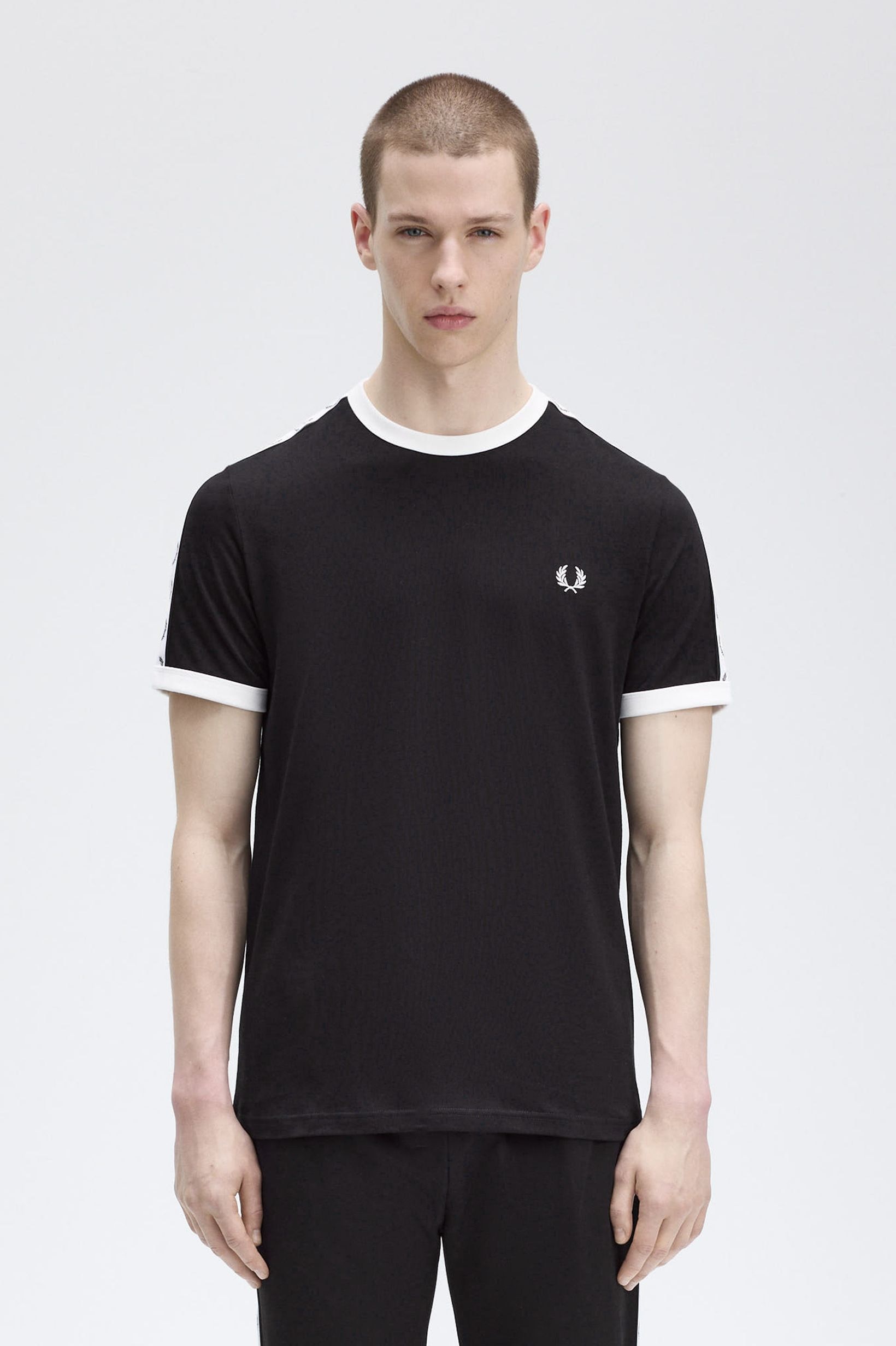 Imagem 0 de T-Shirt Manga Curta, em Preto 'Taped Ringer'