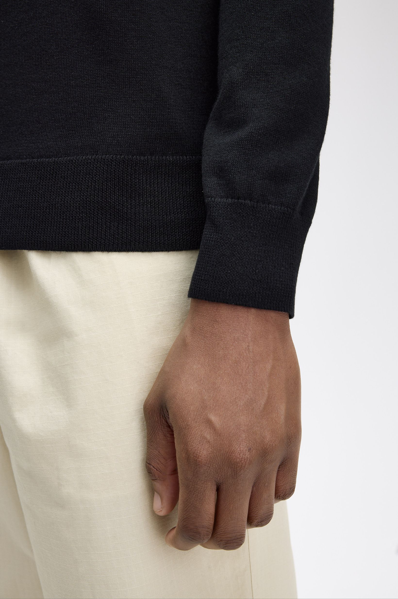 Camisola Clássica com Decote em 'V' Preto-2