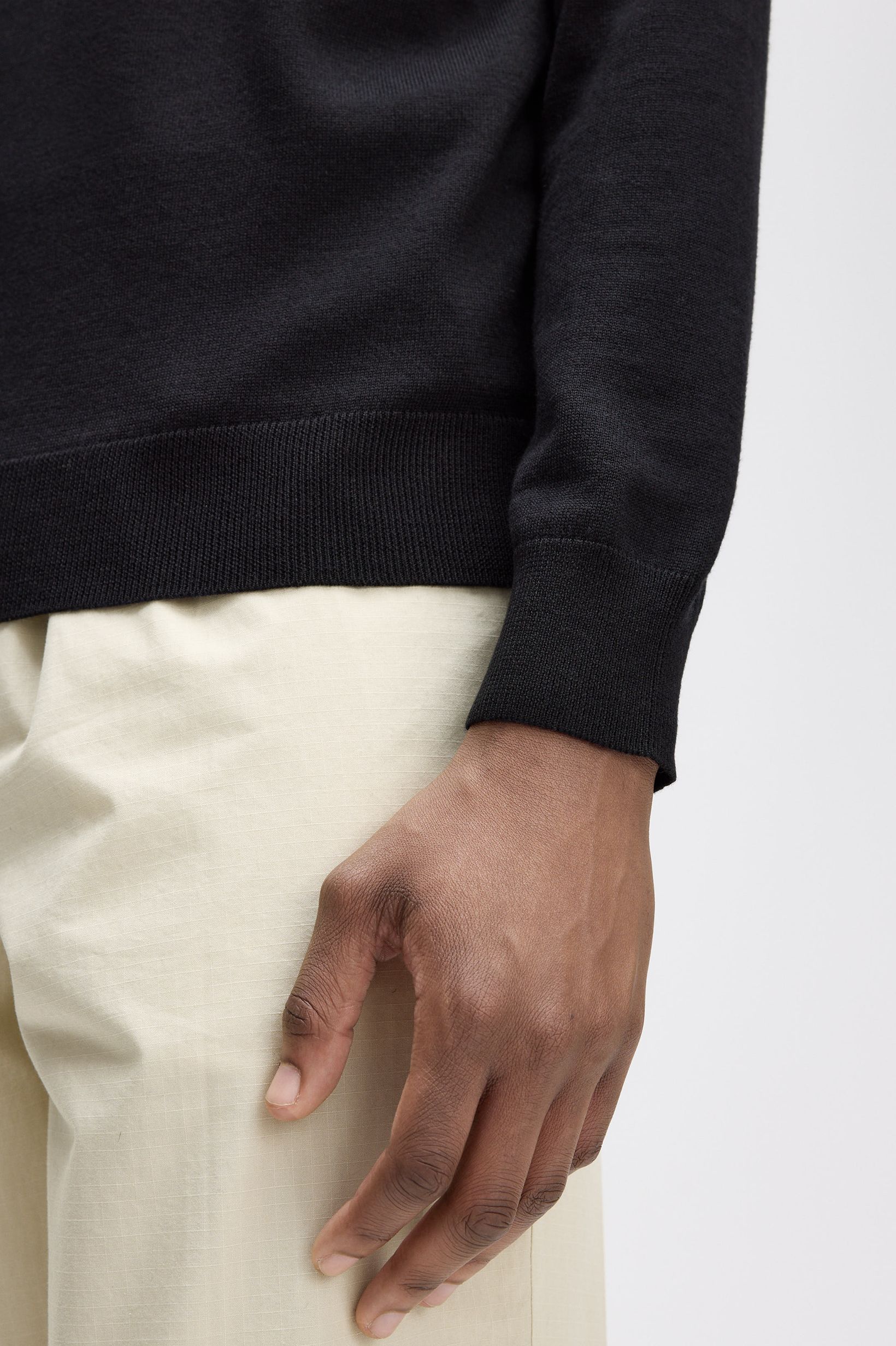 Camisola Clássica com Decote Redondo Preto-2