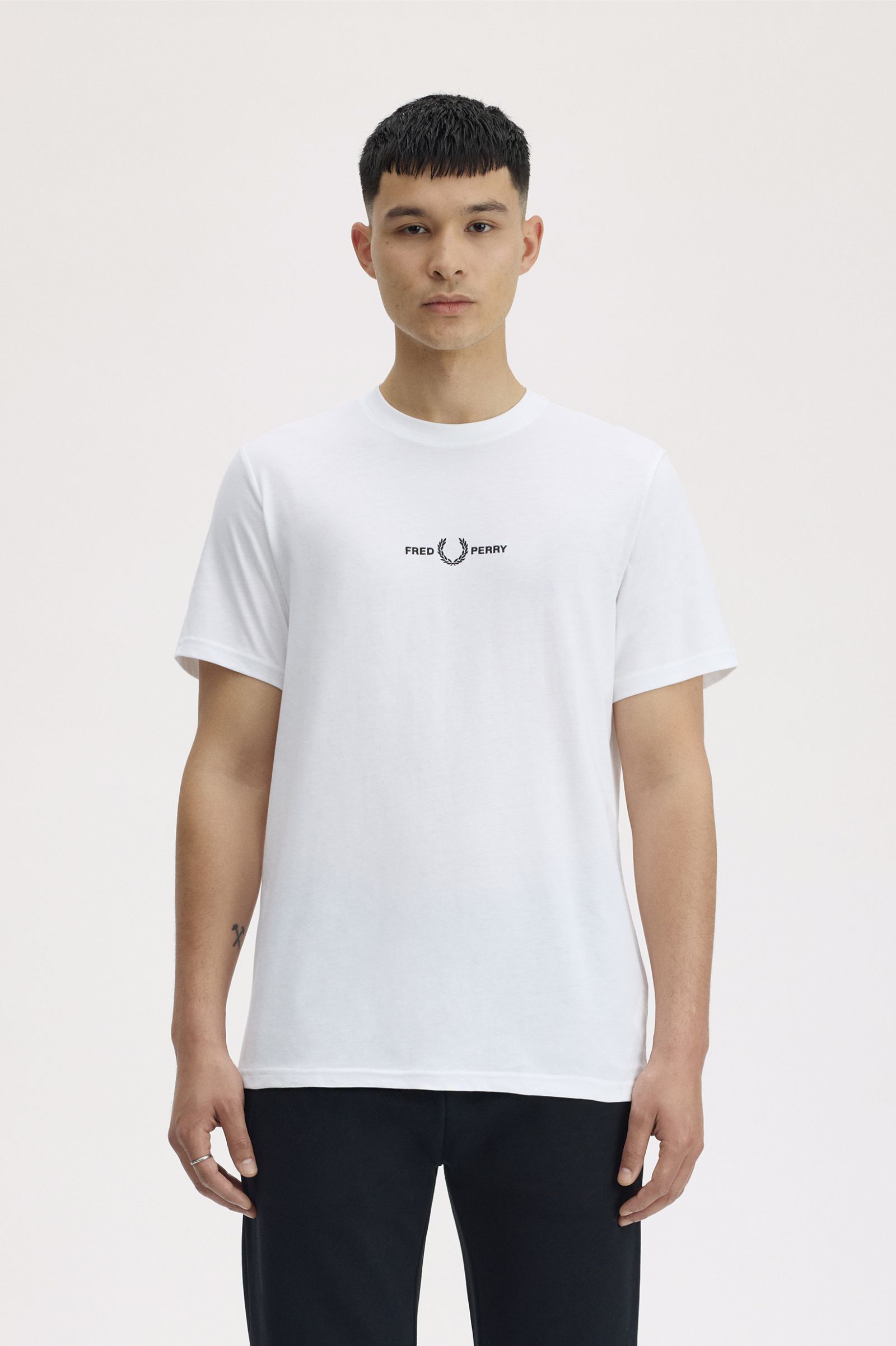 T-Shirt com Bordado Branco-1