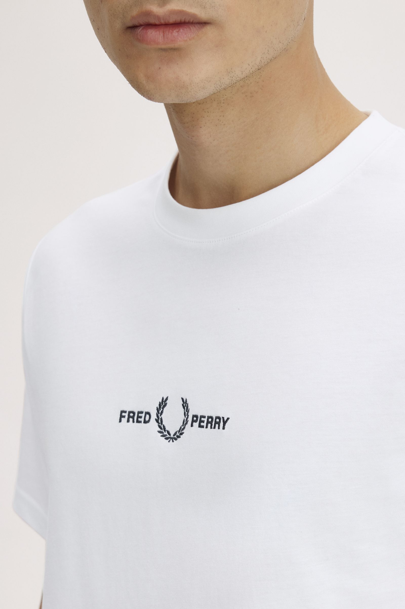 T-Shirt com Bordado Branco-3