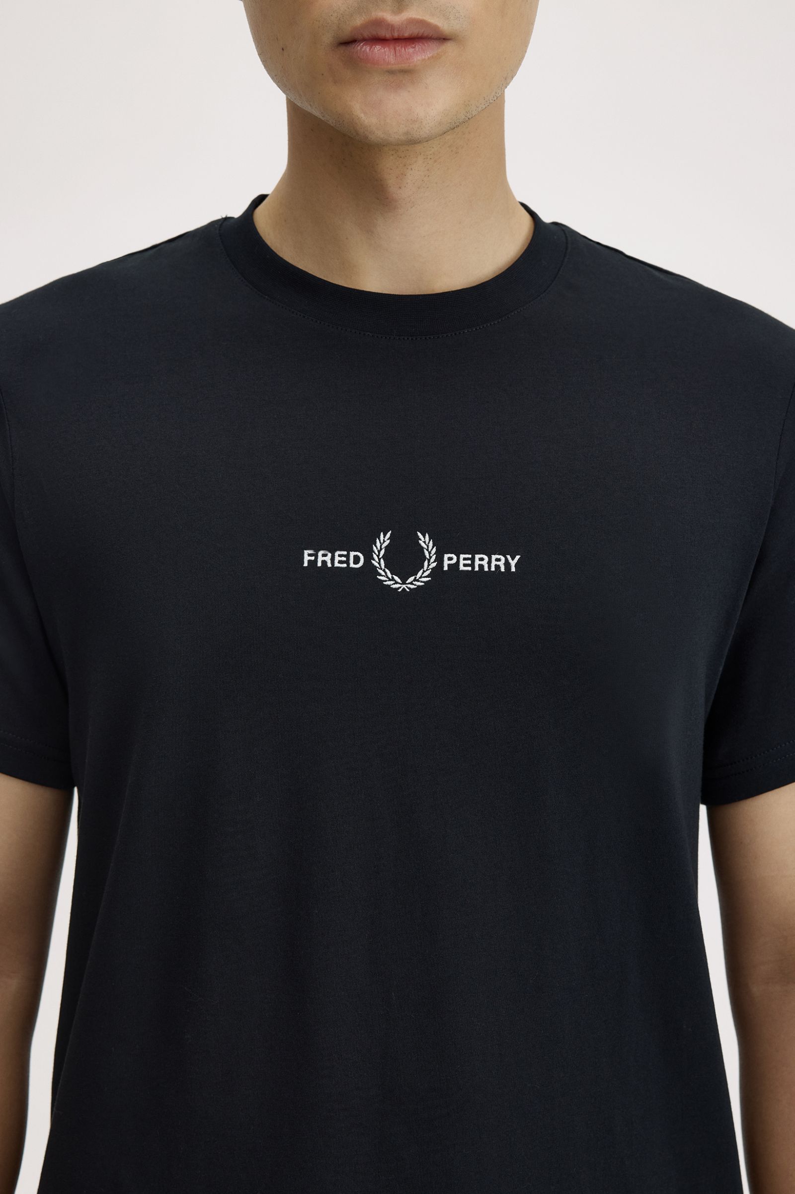 T-Shirt com Bordado Preto-2