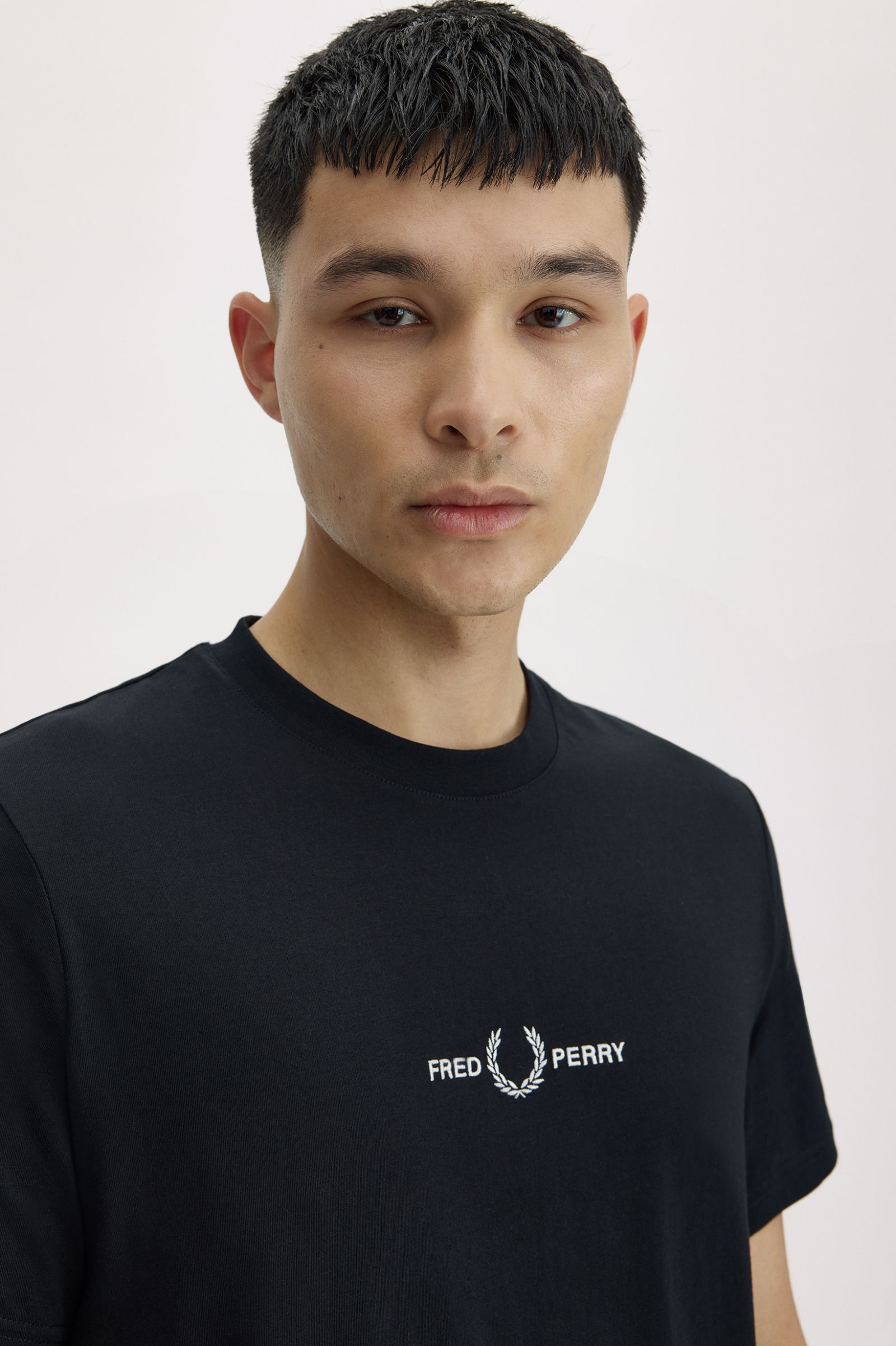 T-Shirt com Bordado Preto-3
