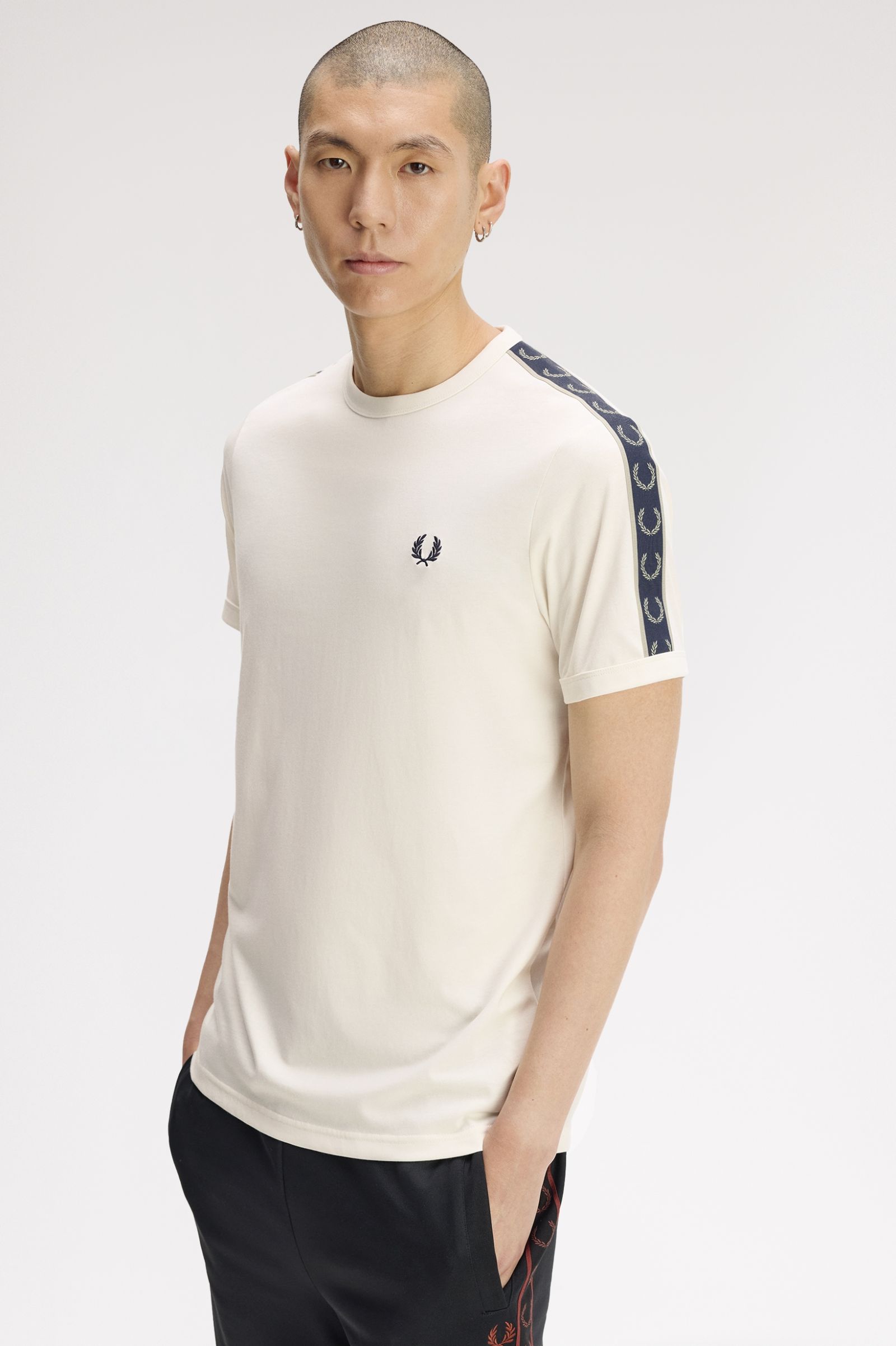 T-shirt 'Ringer' de fita contrastante em Cru Cru-2