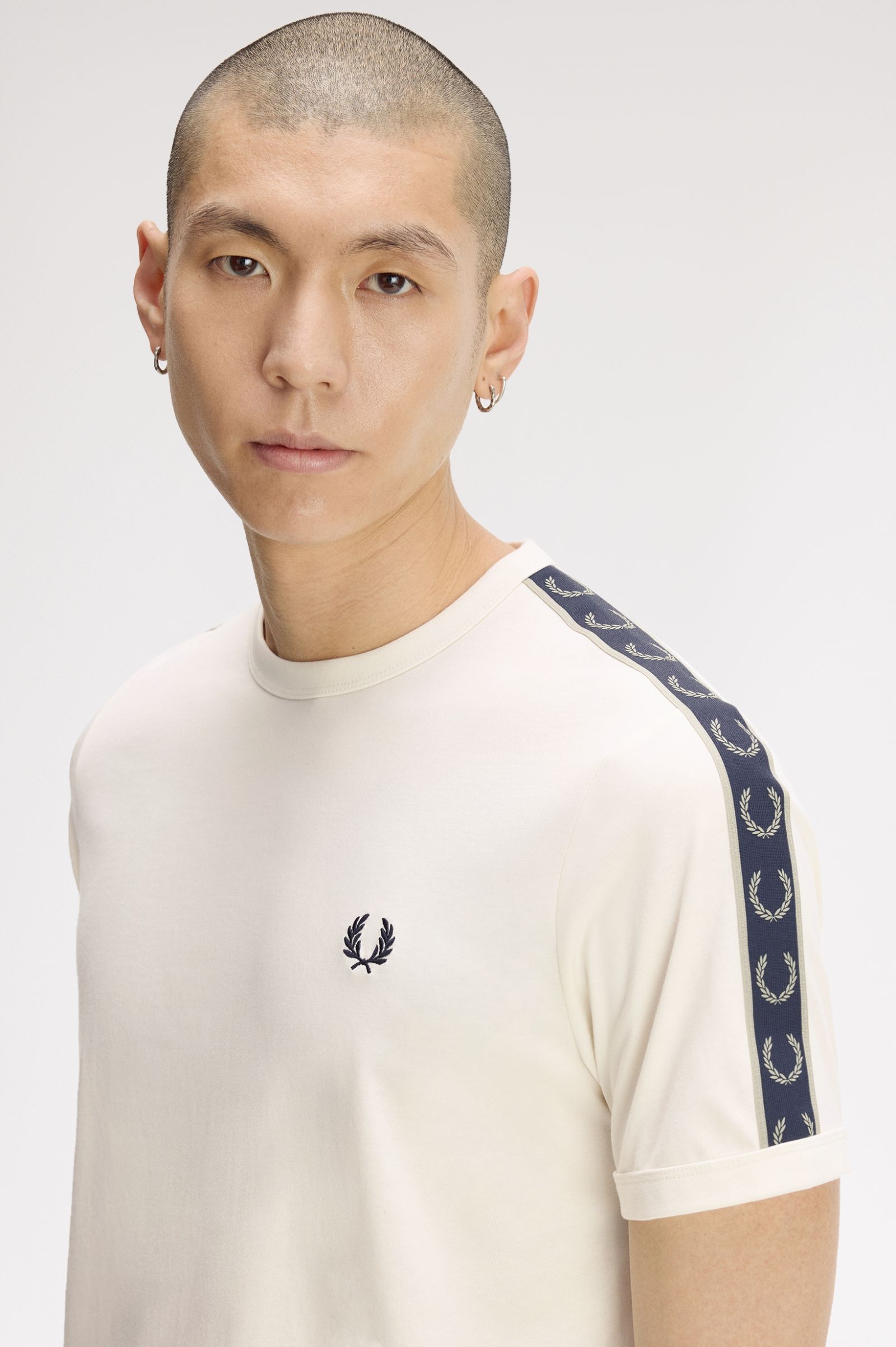 T-shirt 'Ringer' de fita contrastante em Cru Cru-3