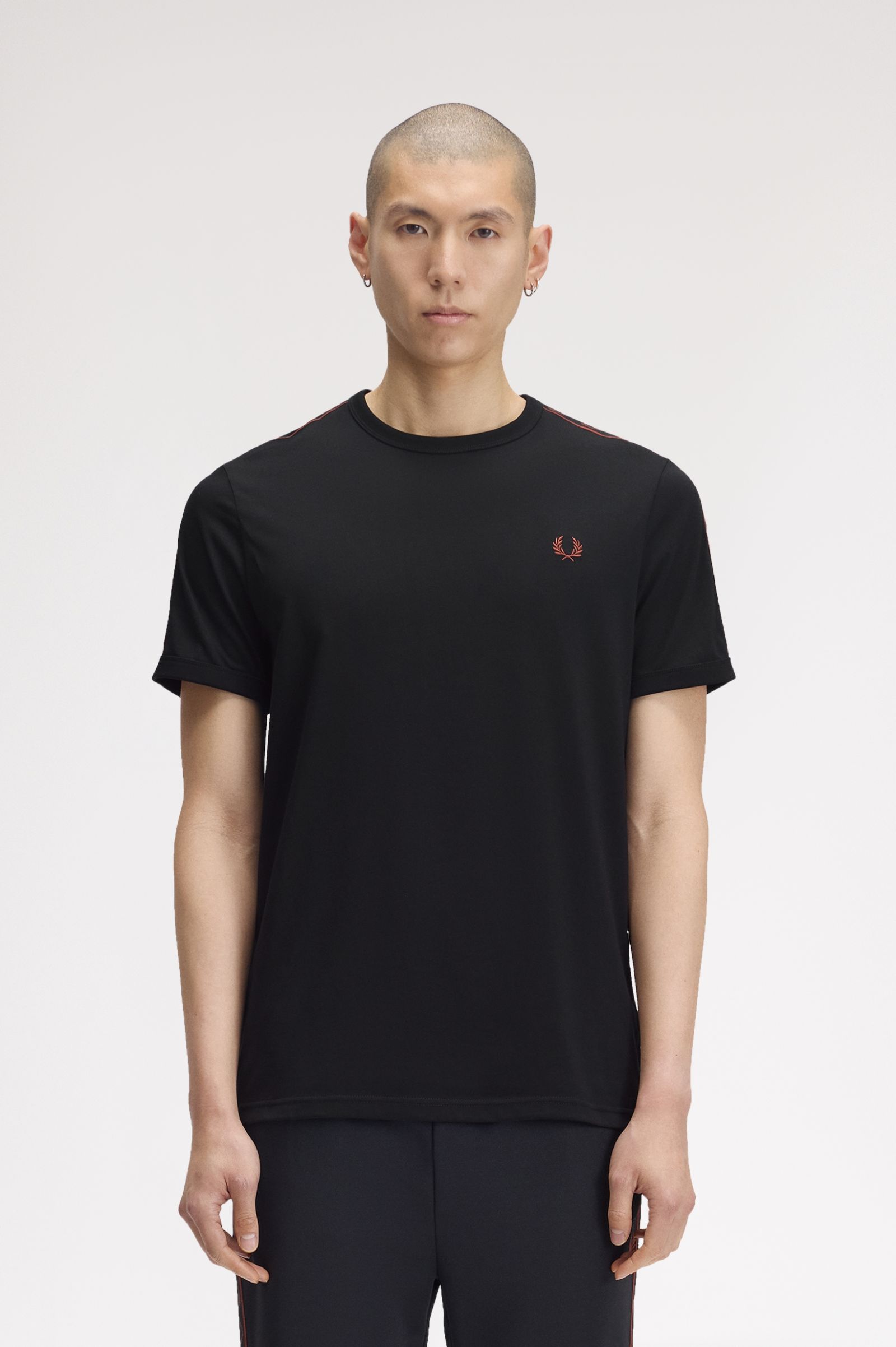 Imagem 0 de T-shirt 'Ringer' de fita contrastante em Preto