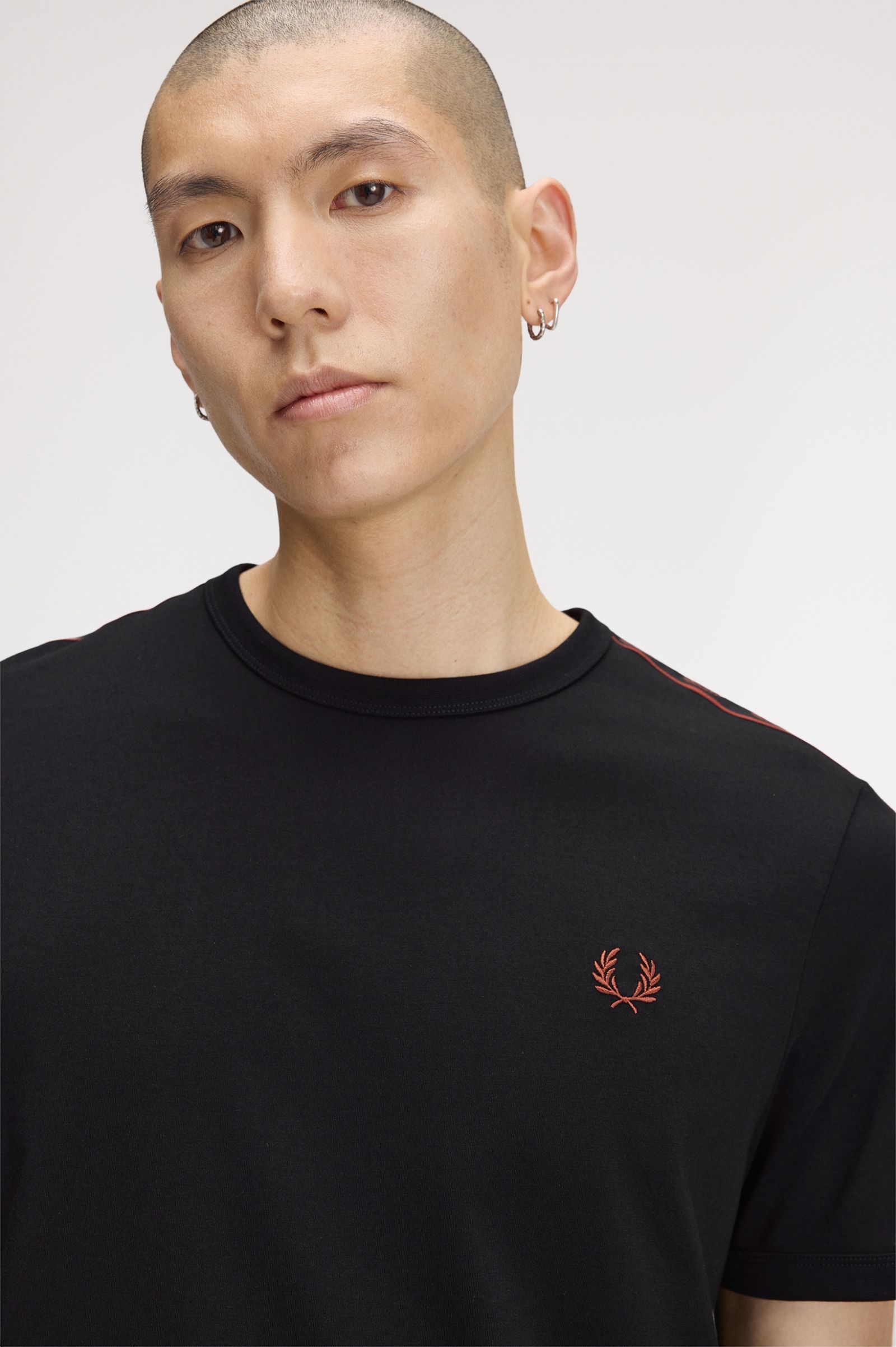 T-shirt 'Ringer' de fita contrastante em Preto Preto-3