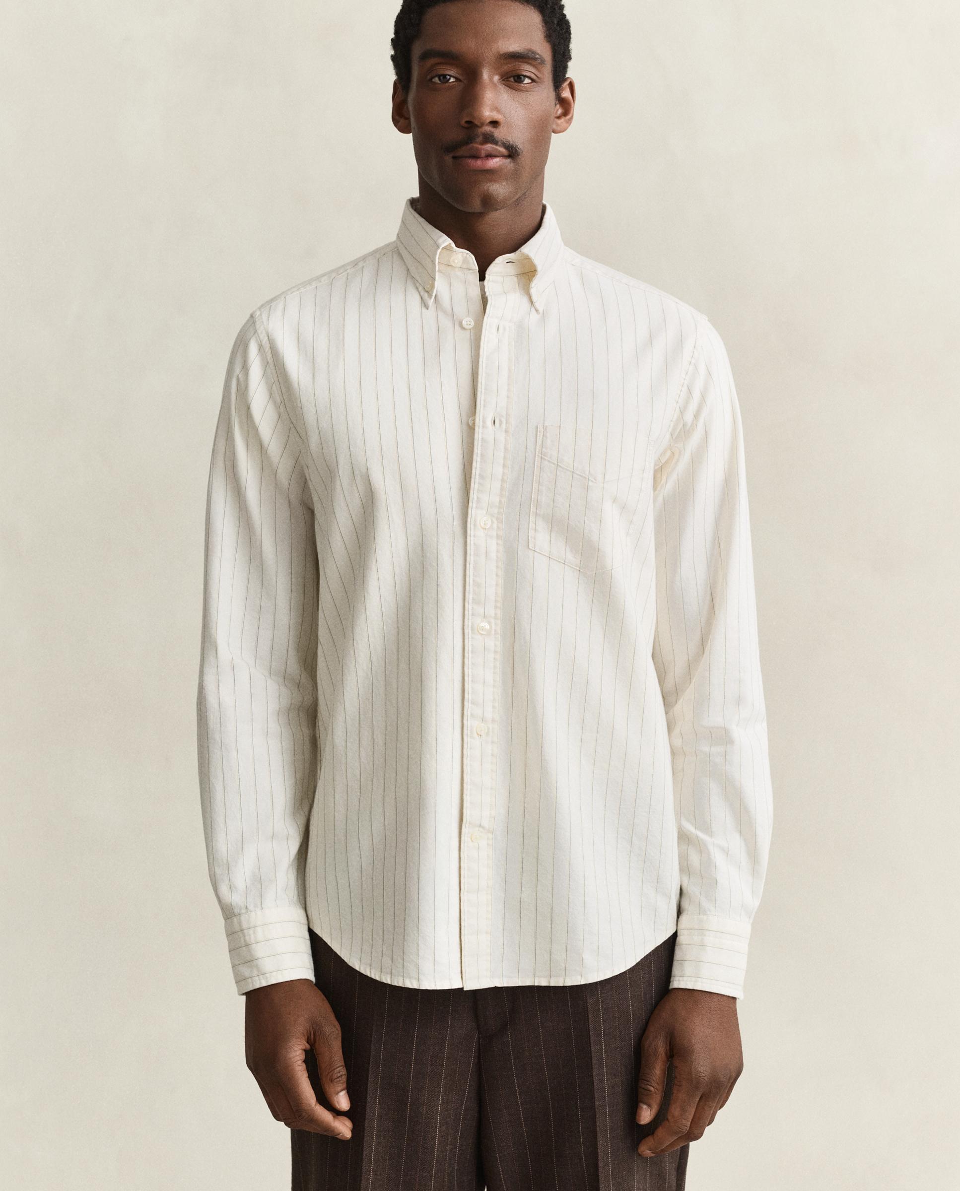 Imagem 0 de Camisa Oxford Às Riscas com Bolso no Peito