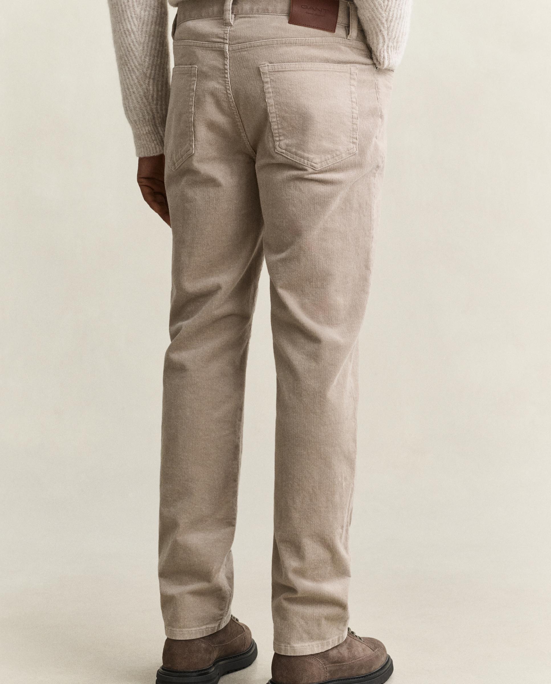Jeans com Corte a Direito com 5 Bolsos e Detalhe em Pele com a Marca Bege-3