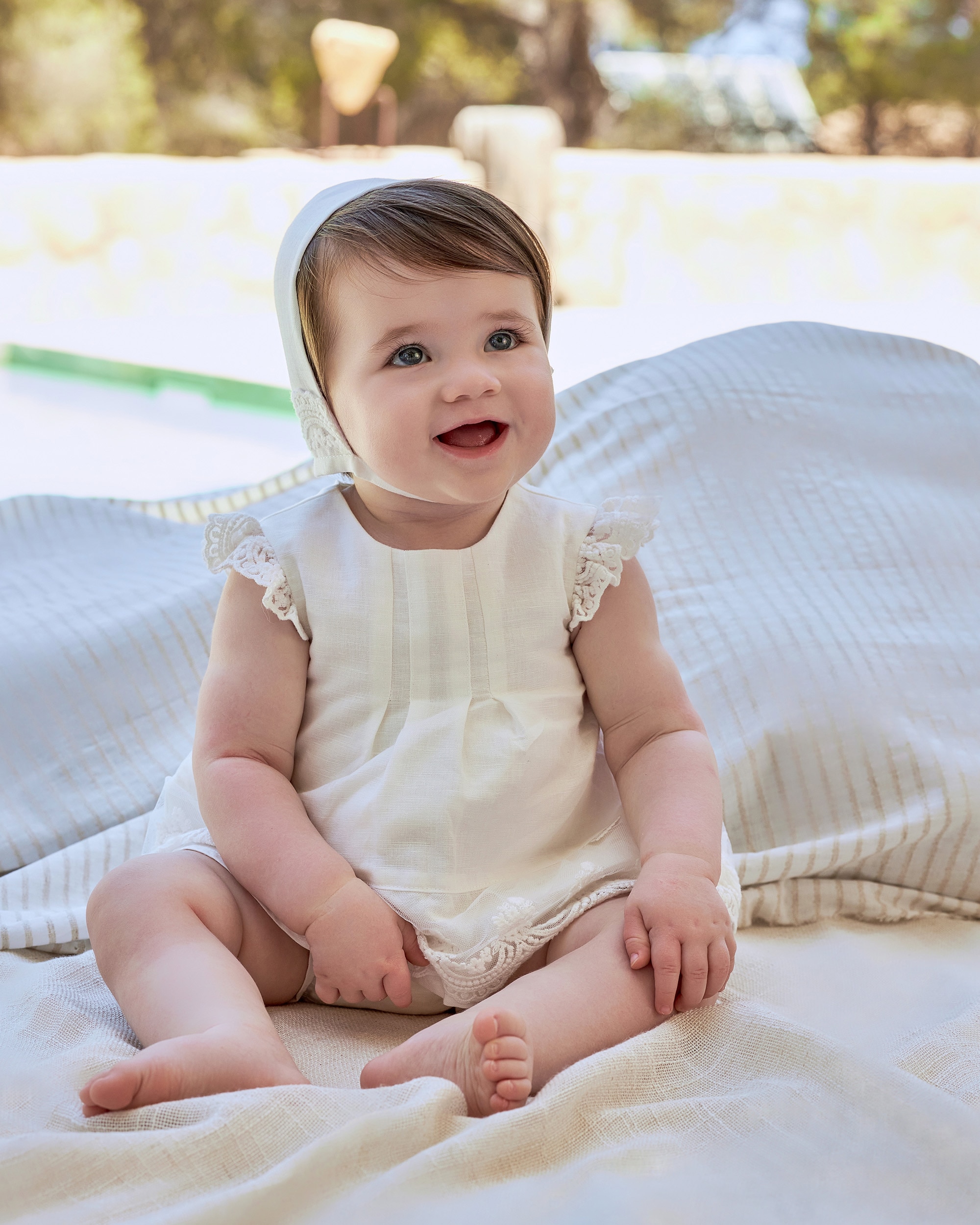 Vestido para Bebé em Linho com Renda e Cueca em Conjunto Branco-4