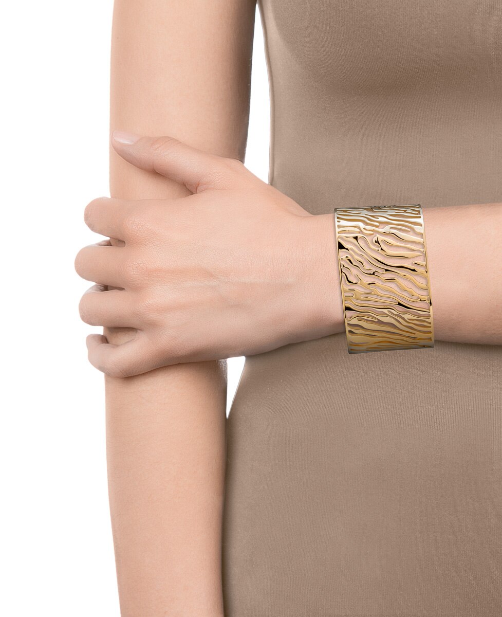 Pulseira Chic de Aço Perfurado Dourado-2