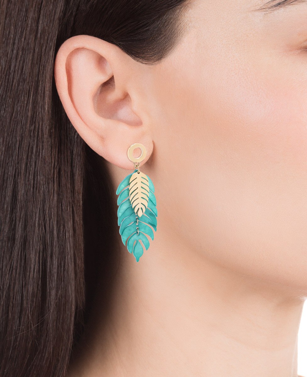 Brincos Chic em Ip Dourado em Forma de Duas Folhas com Resina Verde Verde-2