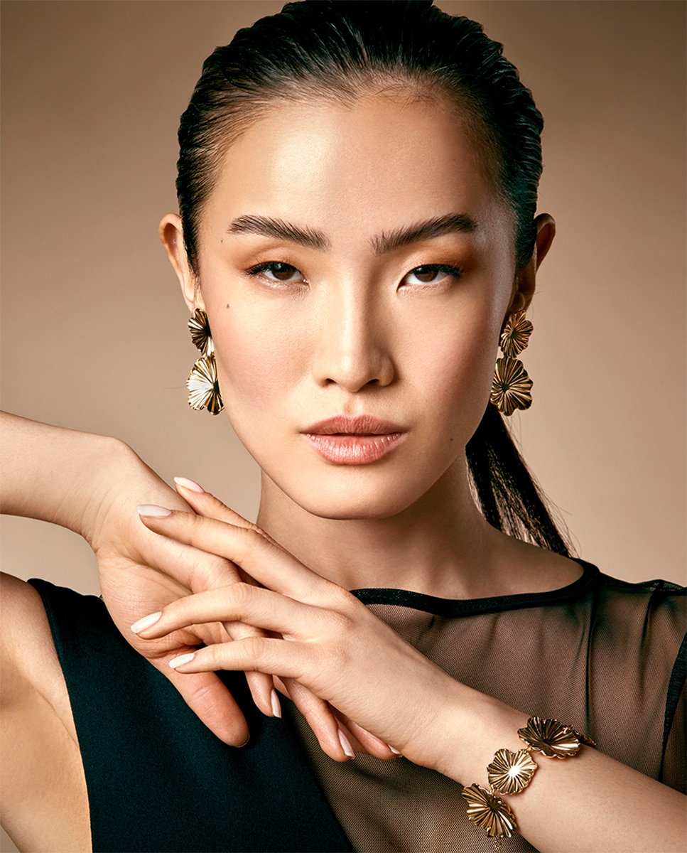Pulseira de Corrente Chic de Aço Ip Dourado, com Placas de Flores Dourado-2