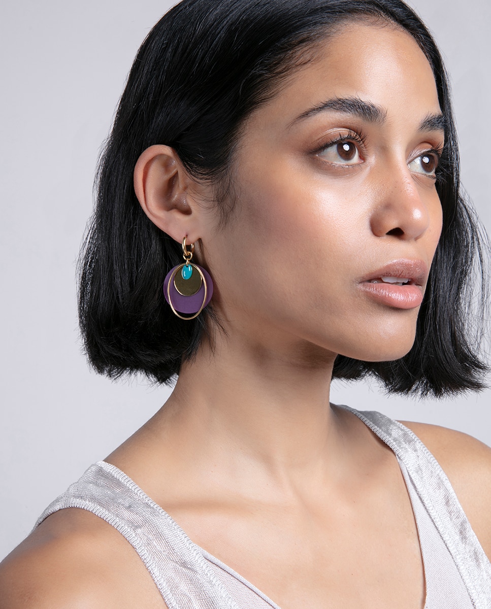 Brincos Chic de Aço Ip Dourado, com Argola Pendente, Círculo Acrílico Roxo e Pedra Turquesa Roxo / Verde claro-3