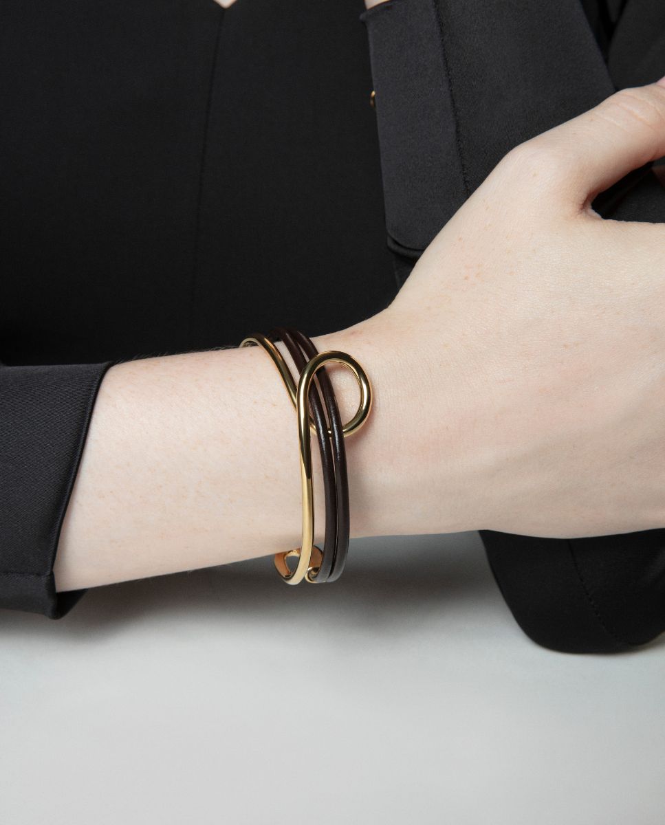 Pulseira Dupla Chic de Aço Ip Dourado e Pele em Preto Dourado-2