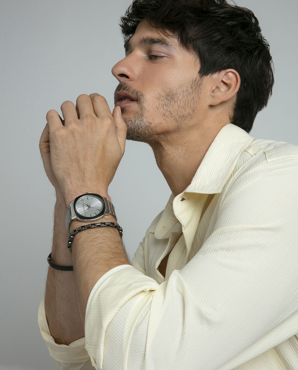 Relógio Analógico com Caixa Bicolor de Aço e Ip em Preto e Bracelete de Aço Prateado-4