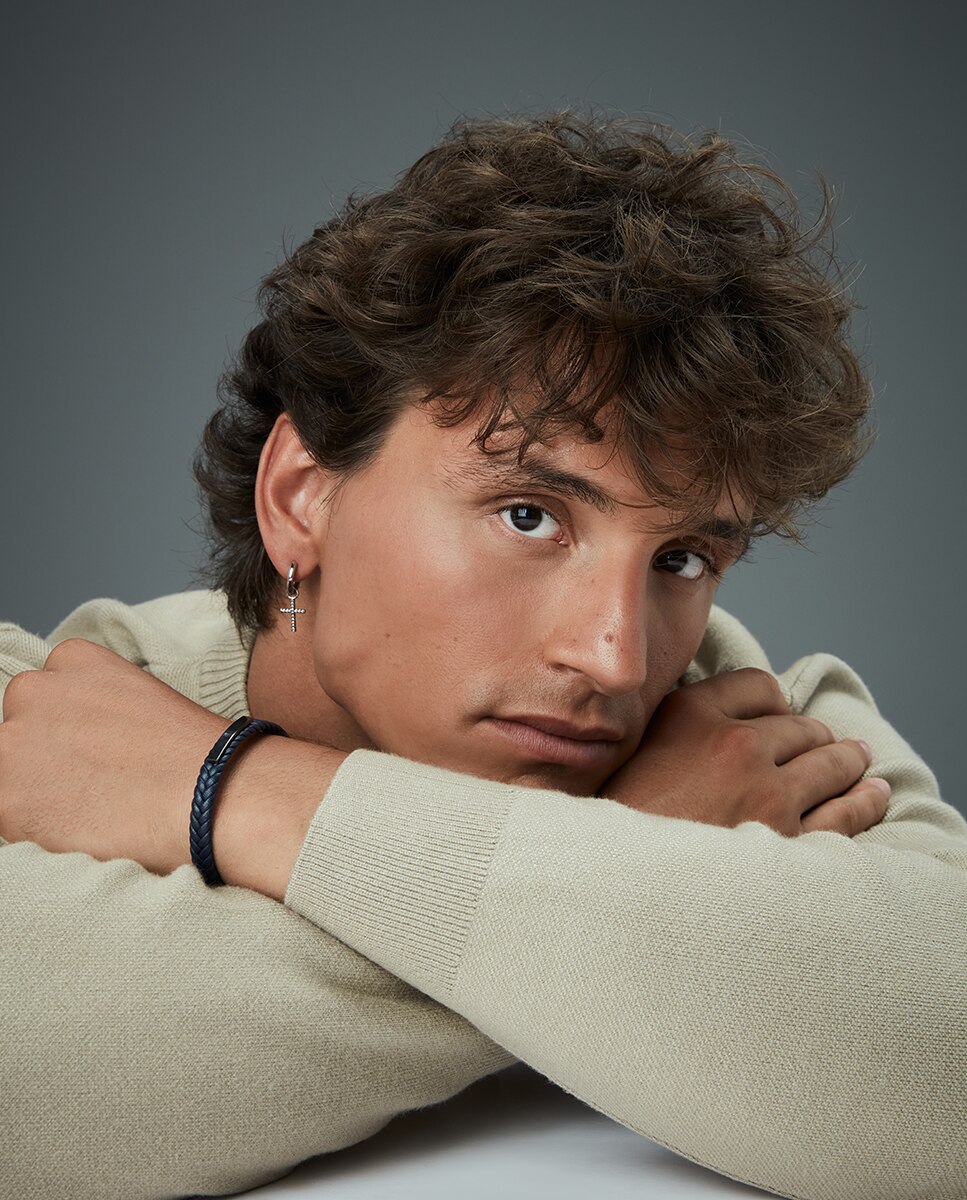 Brincos Beat de Aço com Cruz Pendente Prateado-3
