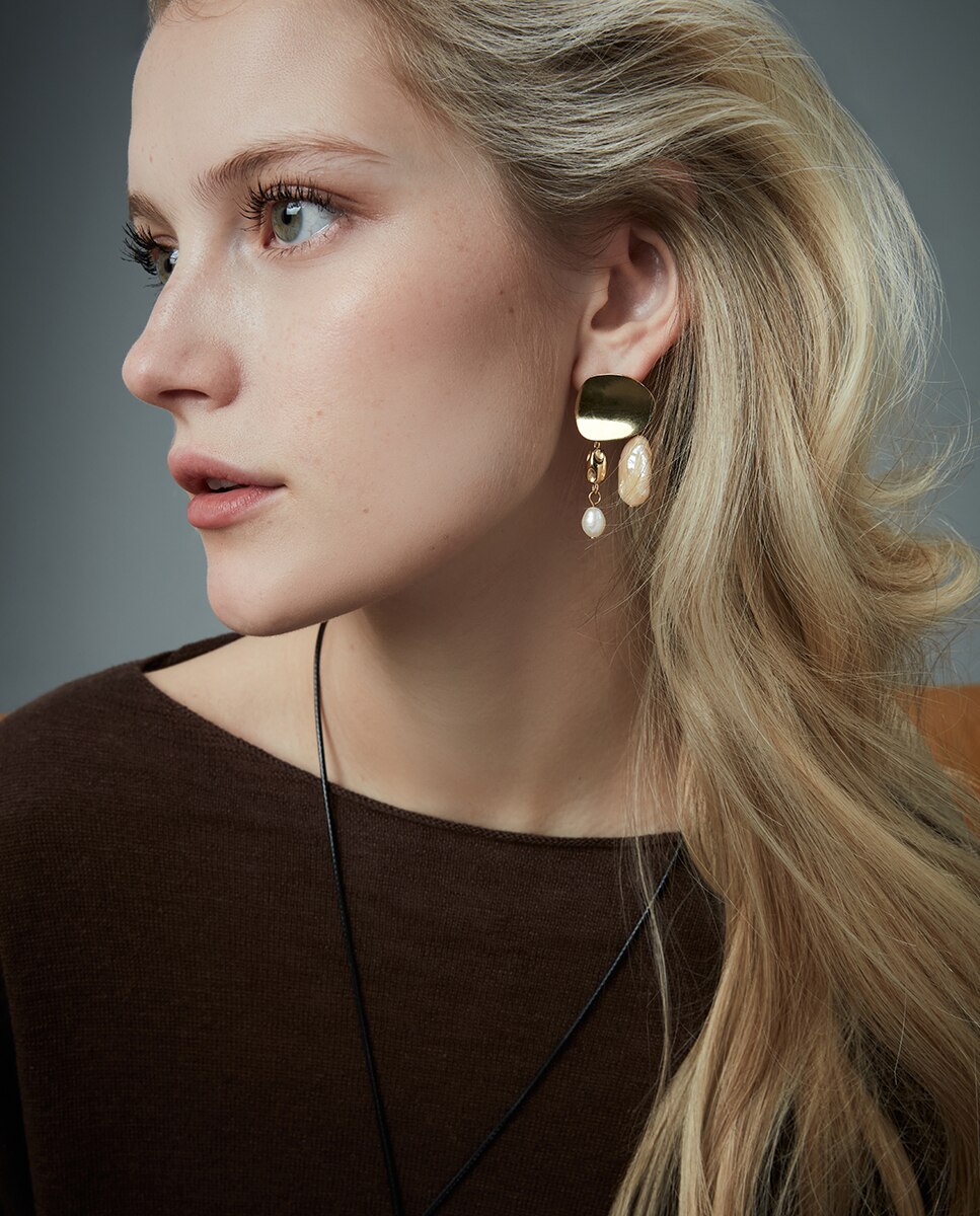 Brincos Chic de Aço Ip Dourado com Pérolas Naturais Branco-2