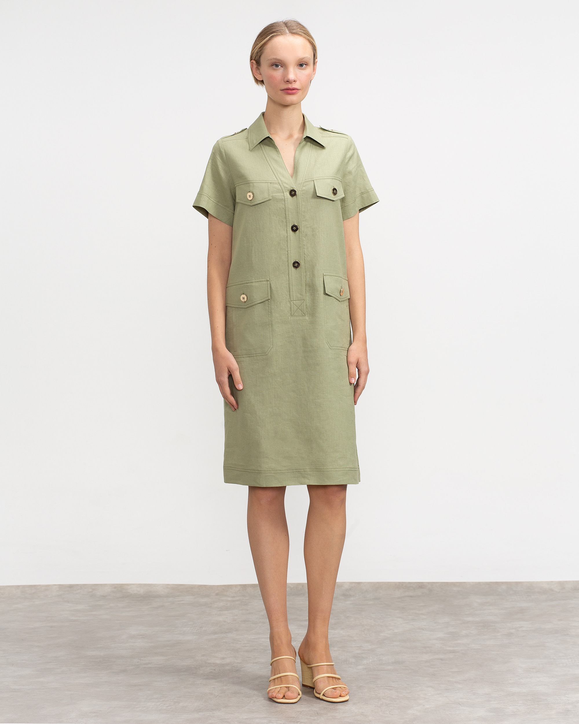 Imagem 0 de Vestido Curto Estilo Safari com Bolsos