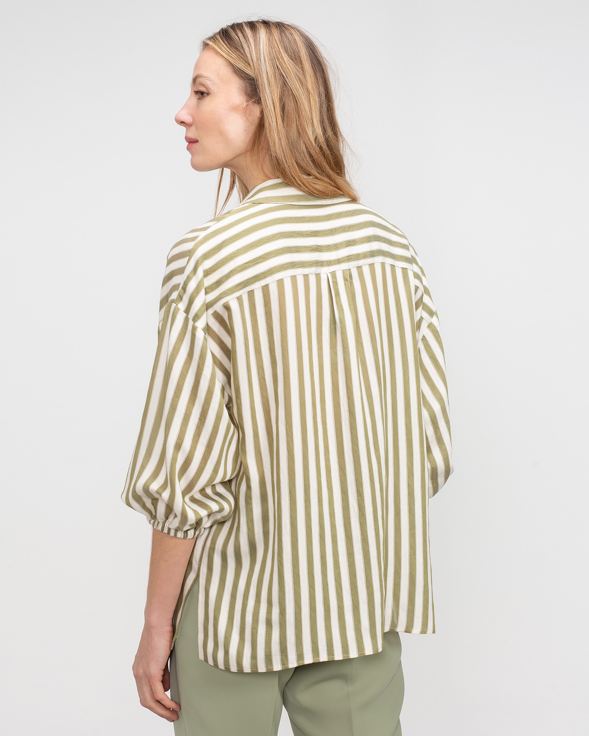 Blusa com Abotonadura Frontal e Mangas Abalonadas Verde Azeitona-2