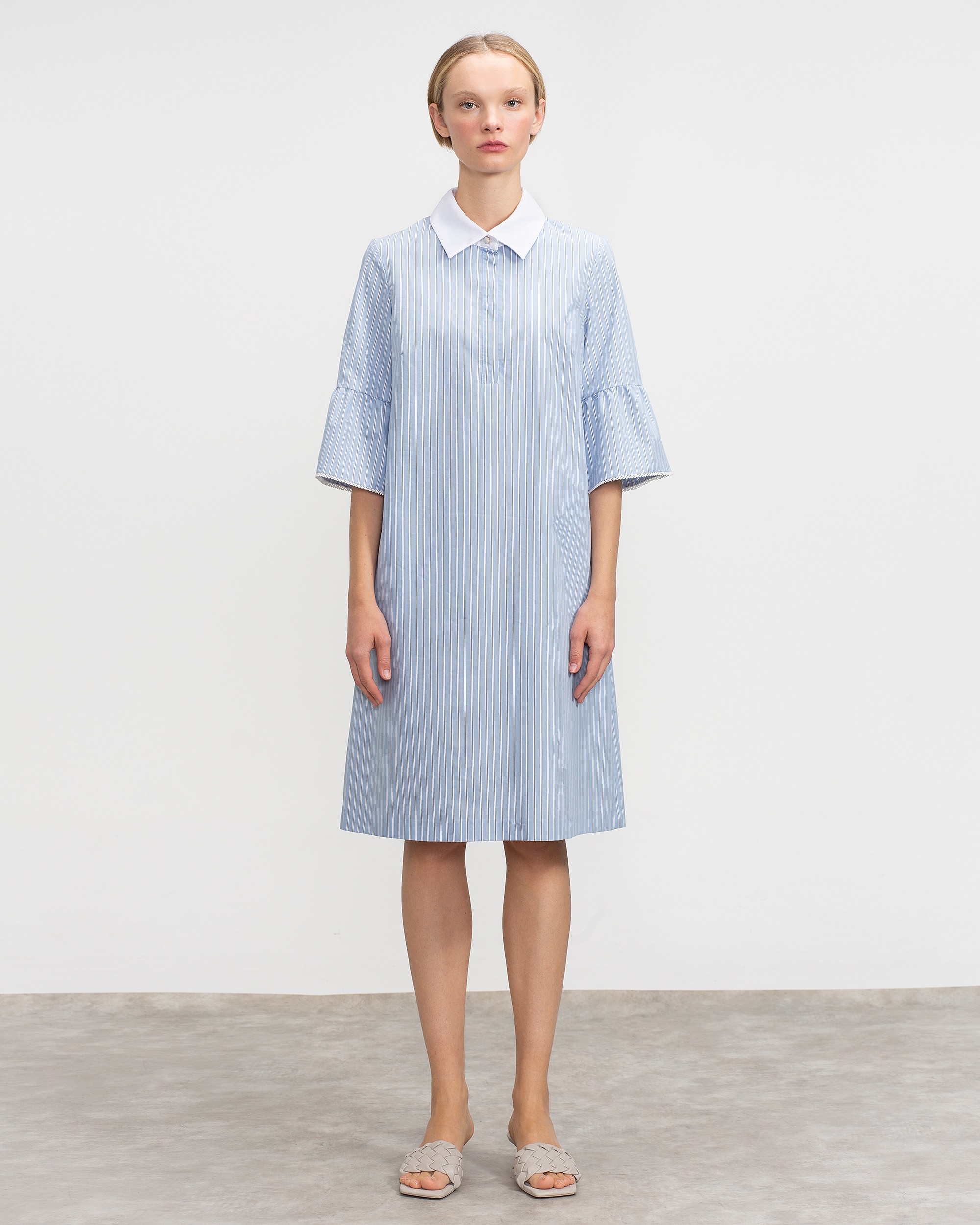 Imagem 0 de Vestido Curto com Gola Tipo Camisa com Botões