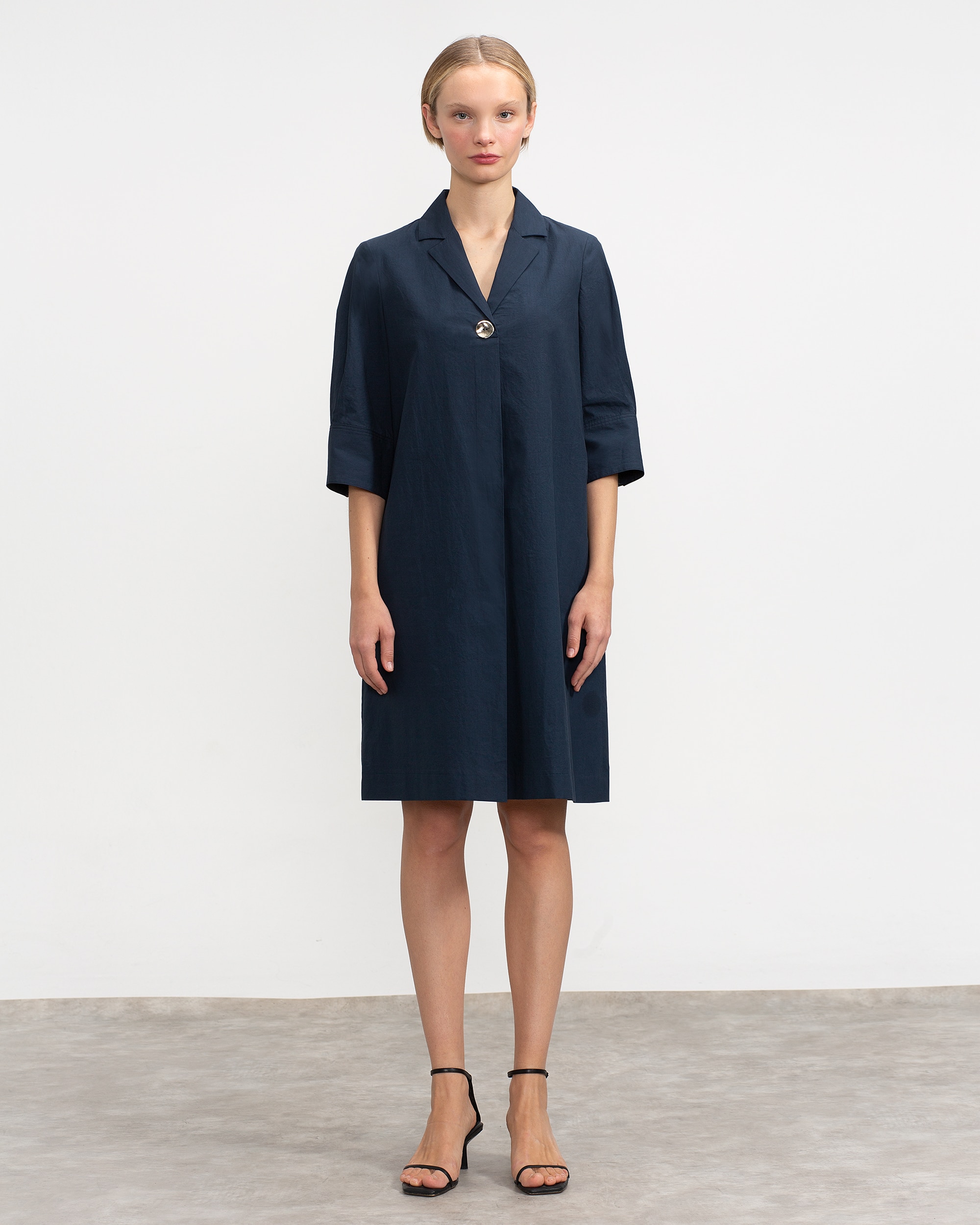 Imagem 0 de Vestido Curto de Manga Média com Botão na Gola