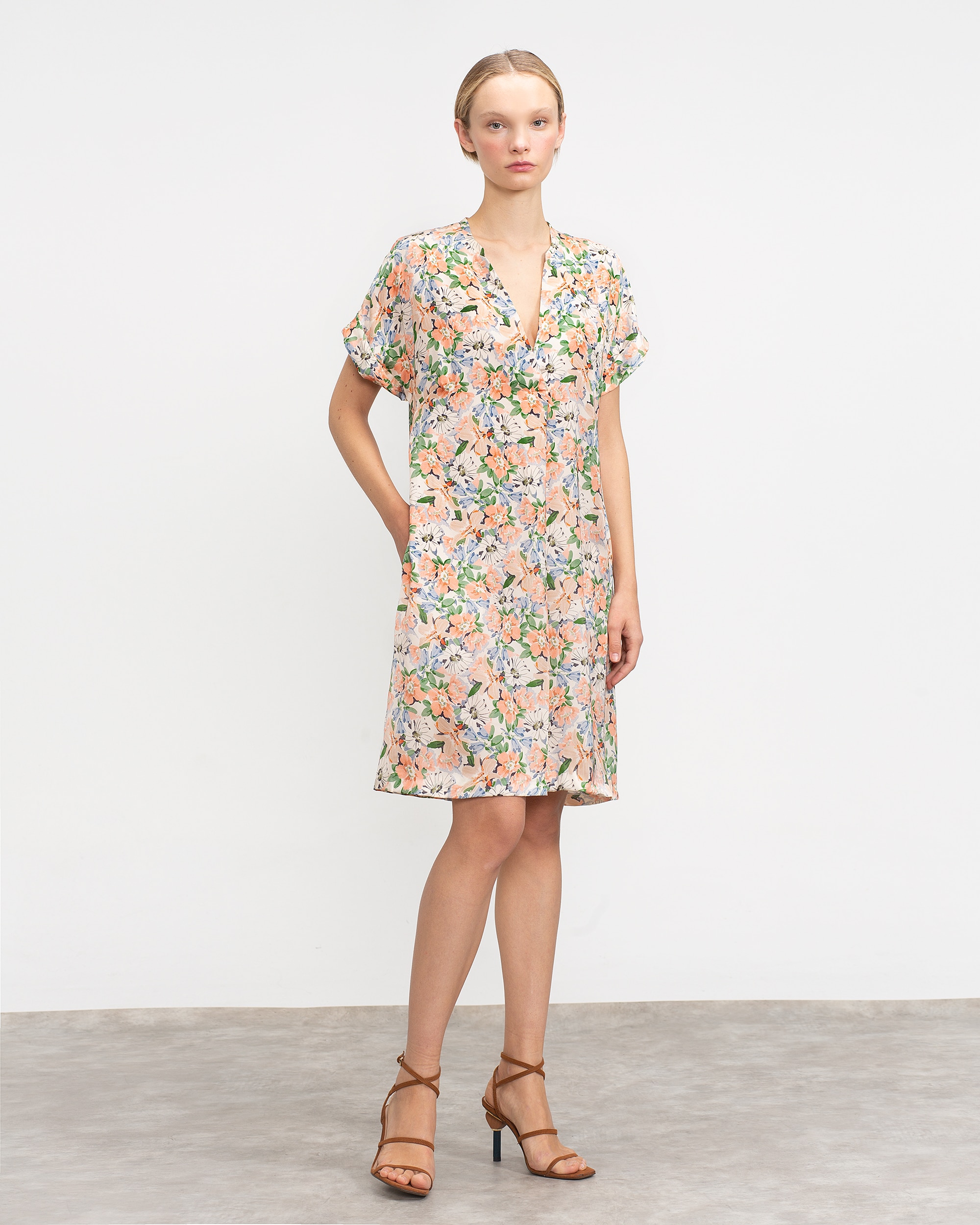 Imagem 0 de Vestido Curto com Gola em V