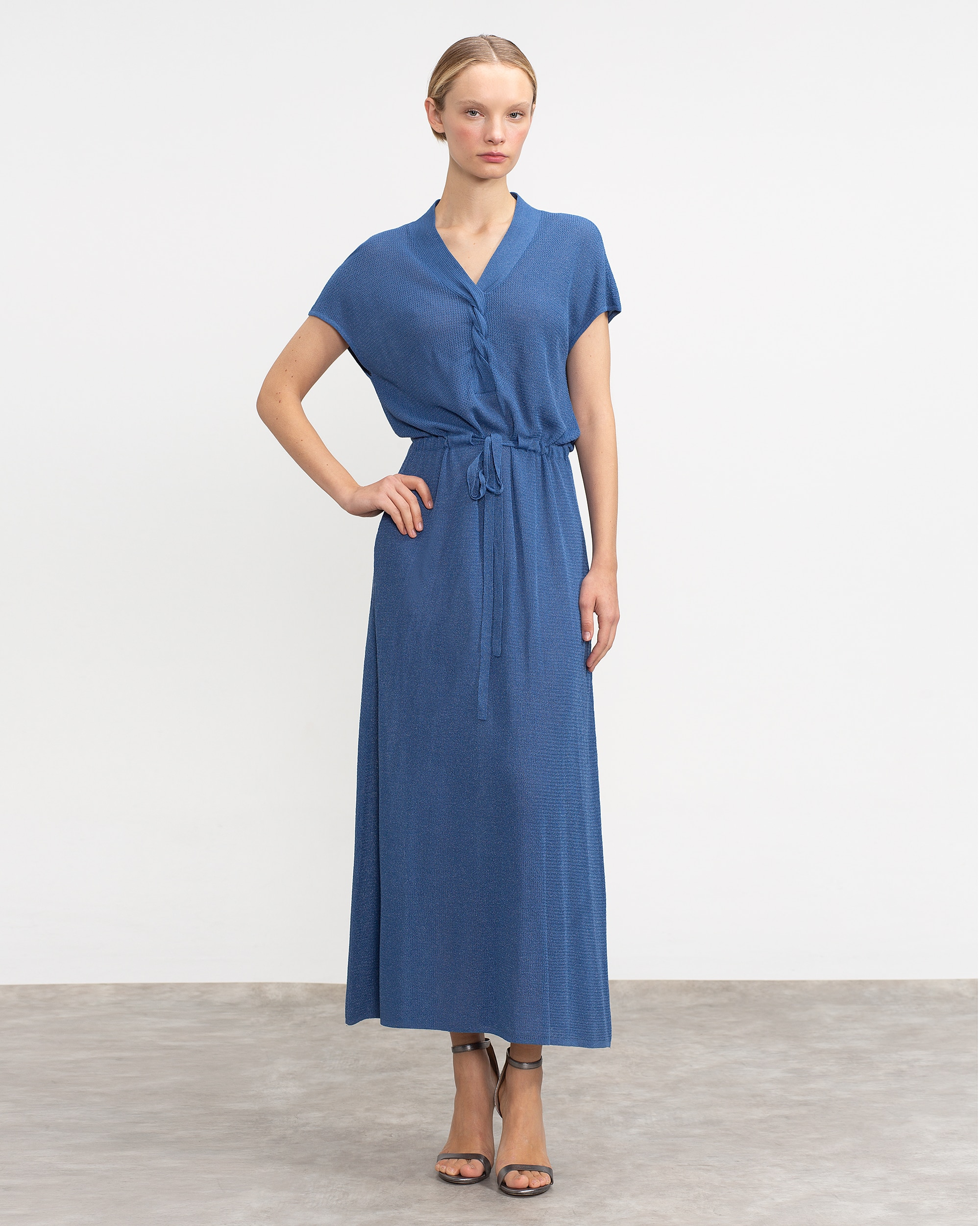 Imagem 0 de Vestido Comprido com Cinto Do Mesmo Tecido