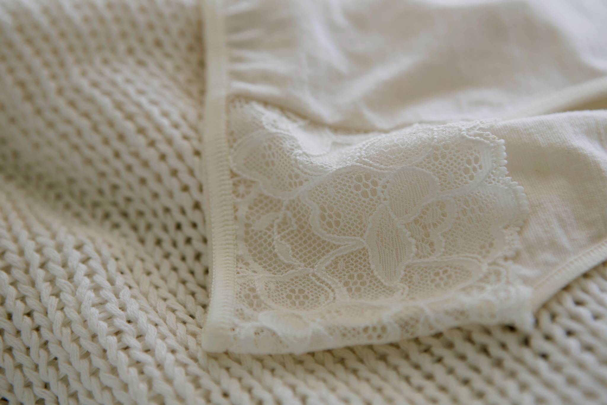 Cueca Clássica Média com Detalhe de Renda em Tecido de Soja Ecofriendly Natural-6