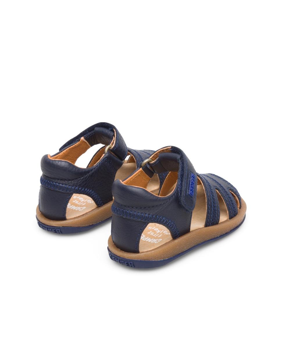 Sandálias fechadas com tira em forma de T para criança. Pele flor e sola de EVA. A coleção Primeiros Passos inclui modelos flexíveis e ao mesmo tempo resistentes para ajudar os mais pequenos quando começam a andar. Sapatos desenhados para que as crianças desfrutem mais das suas primeiras aventuras a caminhar. As nossas sandálias Bicho para menino é ajustável e as suas palmilhas ergonómicas feitas de borracha e casca de arroz recicladas adaptam-se ao pé Camper Azul-marinho-4
