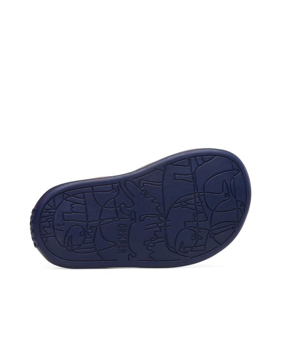 Sandálias fechadas com tira em forma de T para criança. Pele flor e sola de EVA. A coleção Primeiros Passos inclui modelos flexíveis e ao mesmo tempo resistentes para ajudar os mais pequenos quando começam a andar. Sapatos desenhados para que as crianças desfrutem mais das suas primeiras aventuras a caminhar. As nossas sandálias Bicho para menino é ajustável e as suas palmilhas ergonómicas feitas de borracha e casca de arroz recicladas adaptam-se ao pé Camper Azul-marinho-5