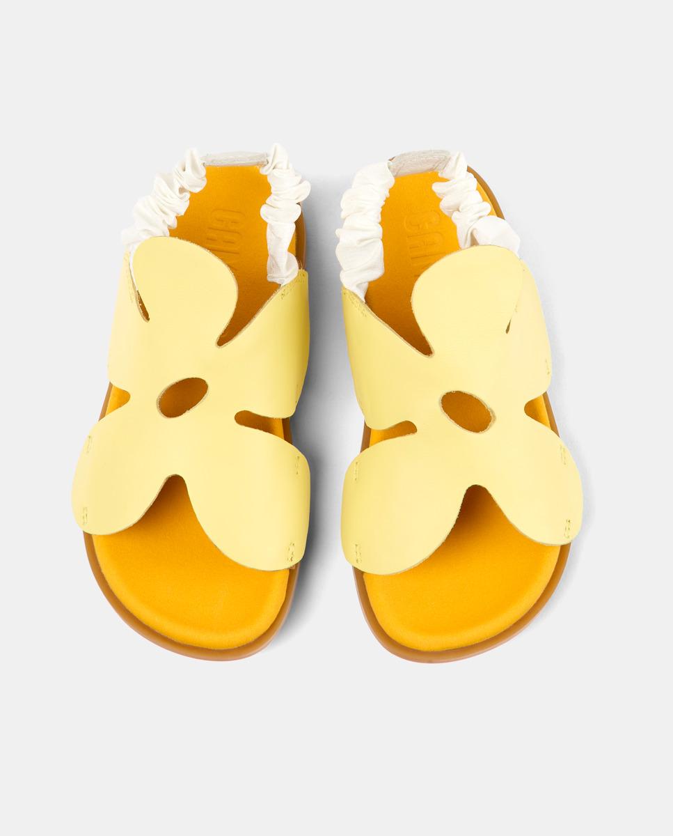 Sandálias Infantil em Pele com Flor Decorativa e Elástico Amarelo-3