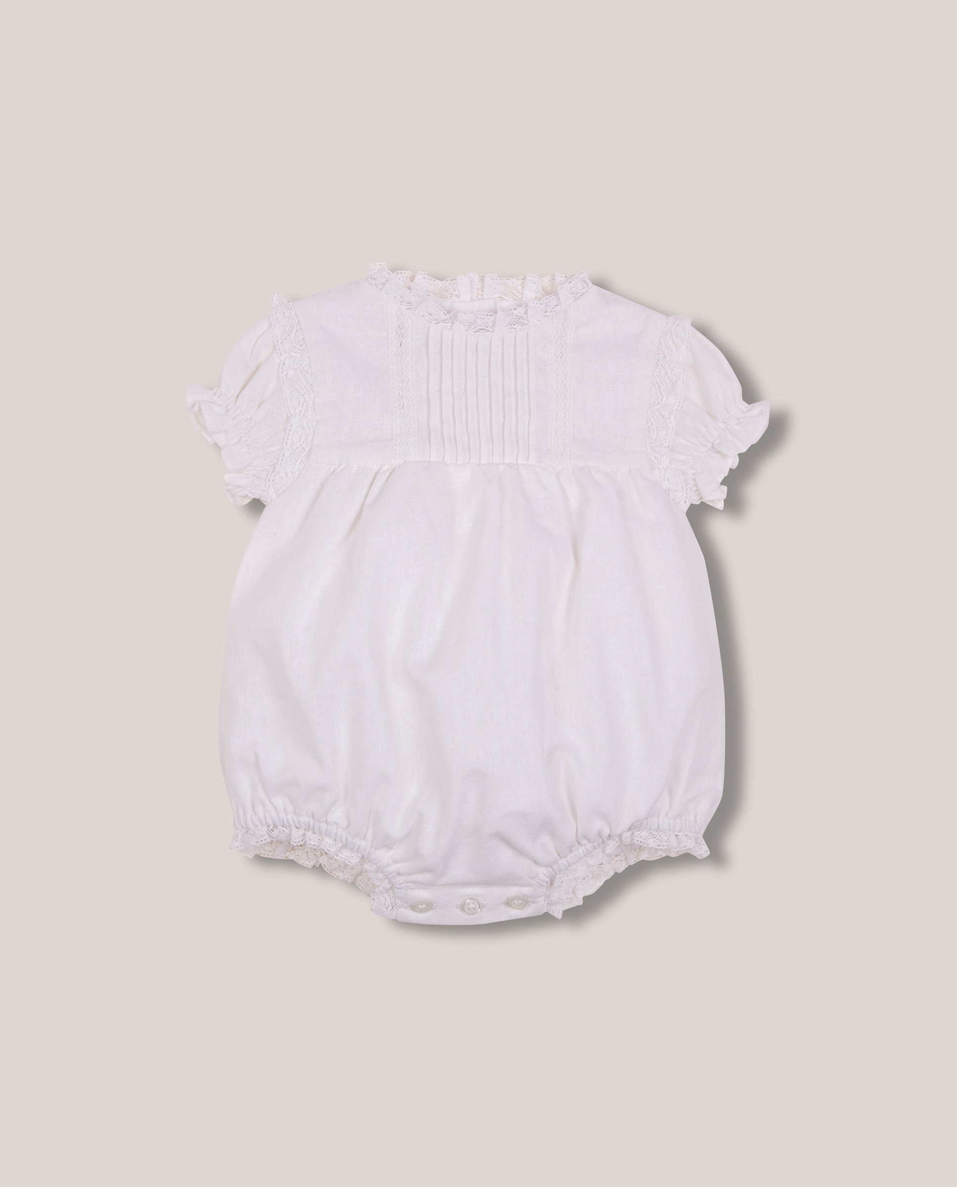 Imagem 0 de Macacão Curto para Bebé de Linho com Tiras de Renda