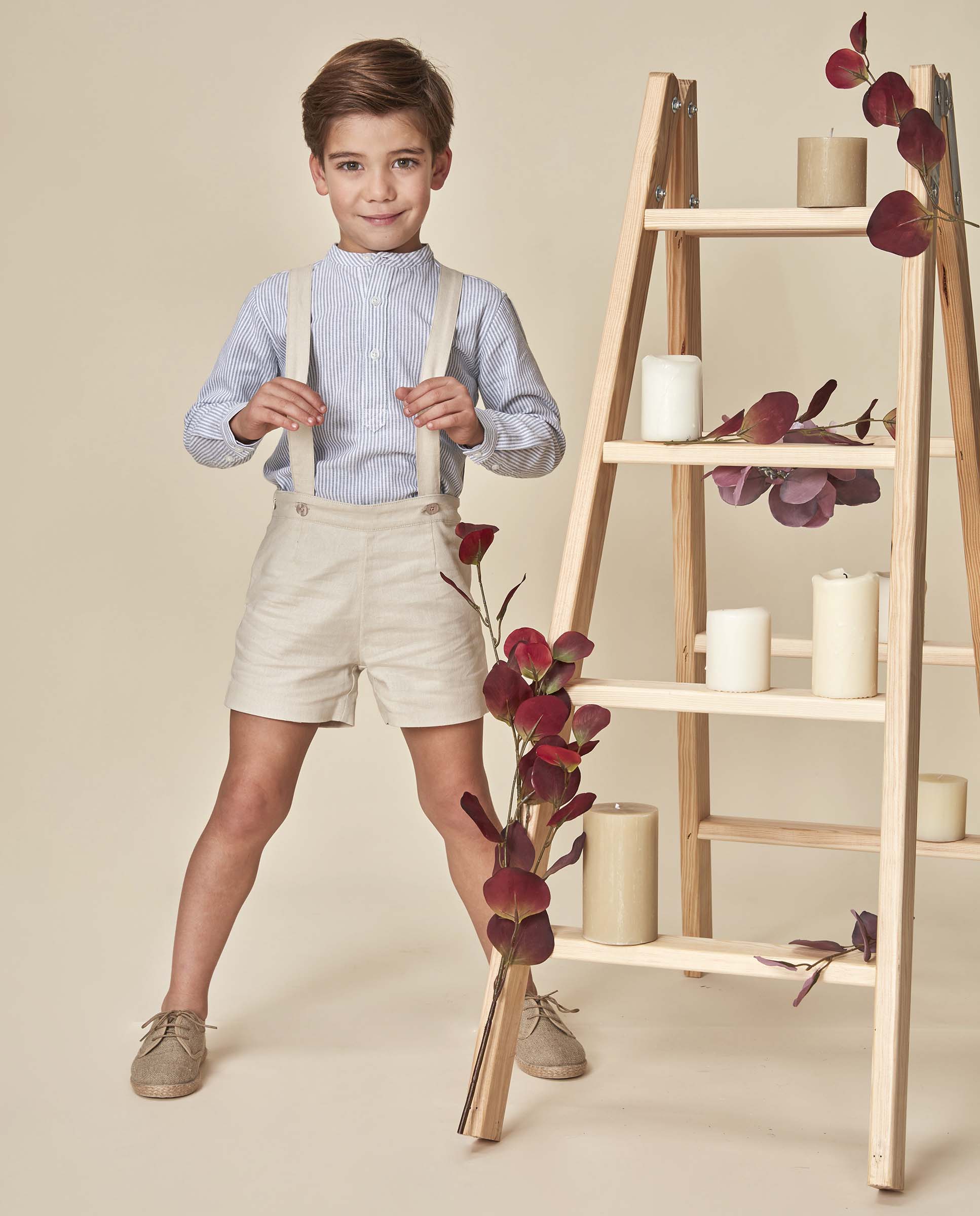 Calças Curtas Infantil de Linho com Alças Bege-2