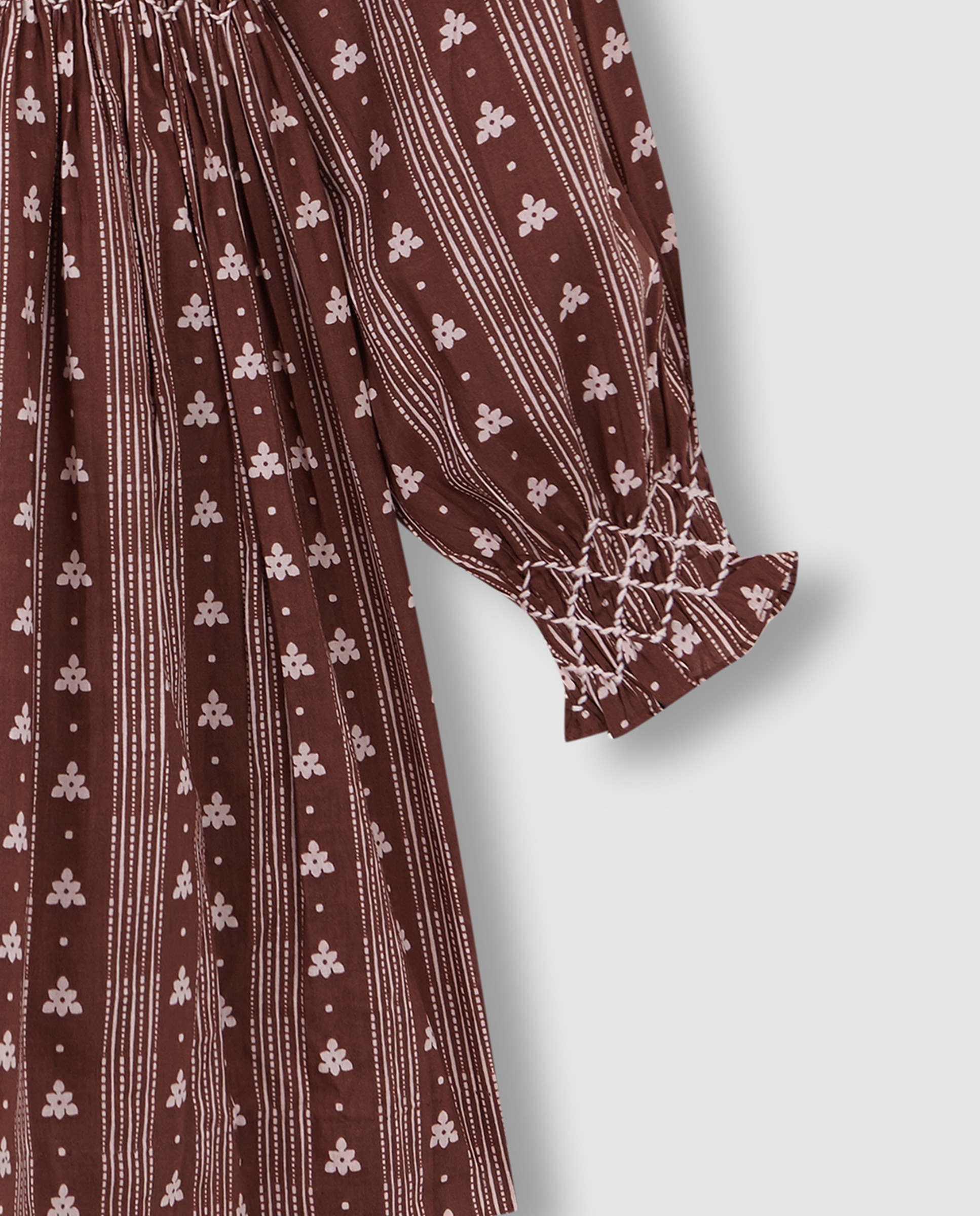 Vestido Infantil com Favo de Mel e Gola com Ondas Castanho-4