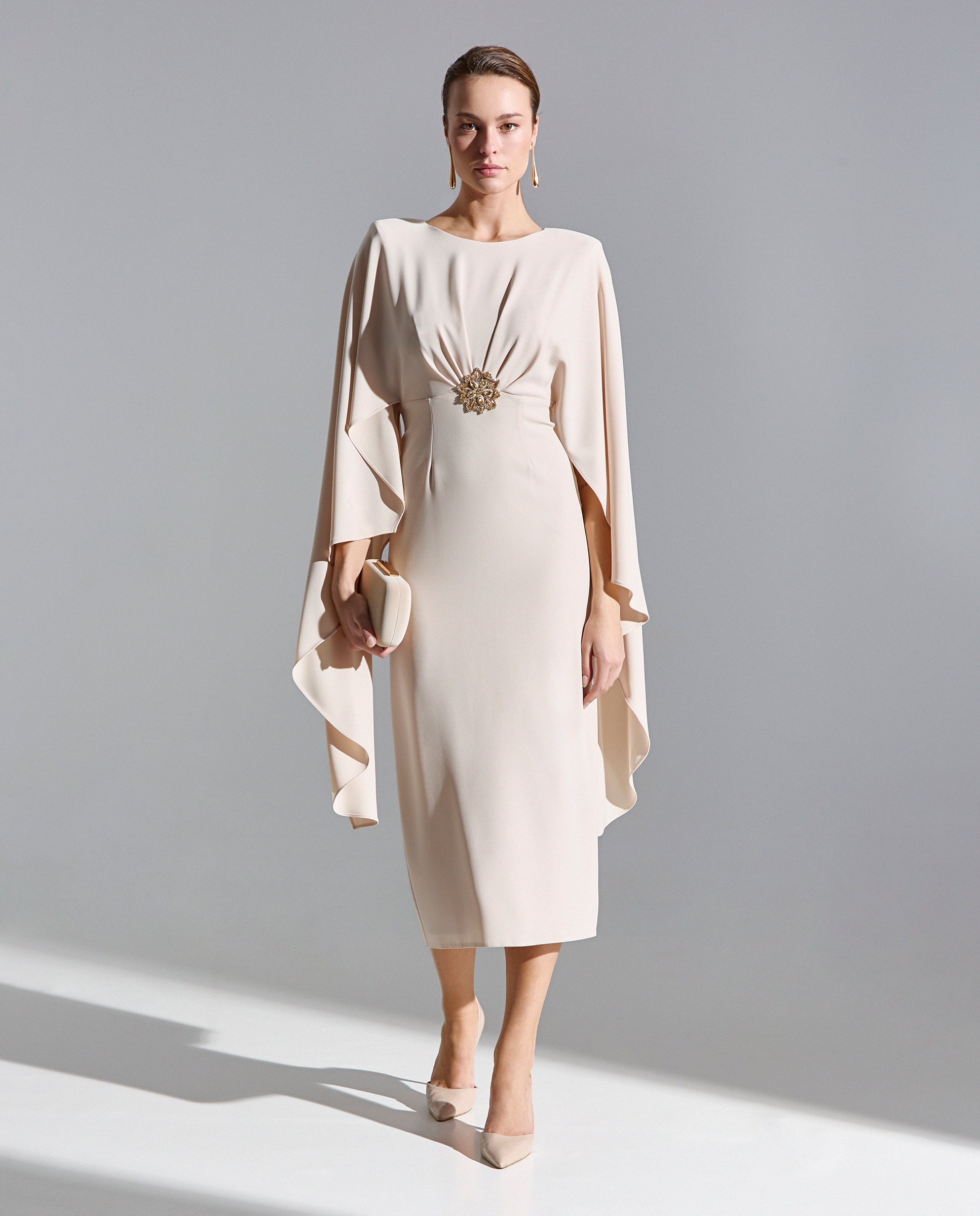 Imagem 0 de Vestido Comprido com Saia Reta e Mangas Anjo e Aplique de Cristal