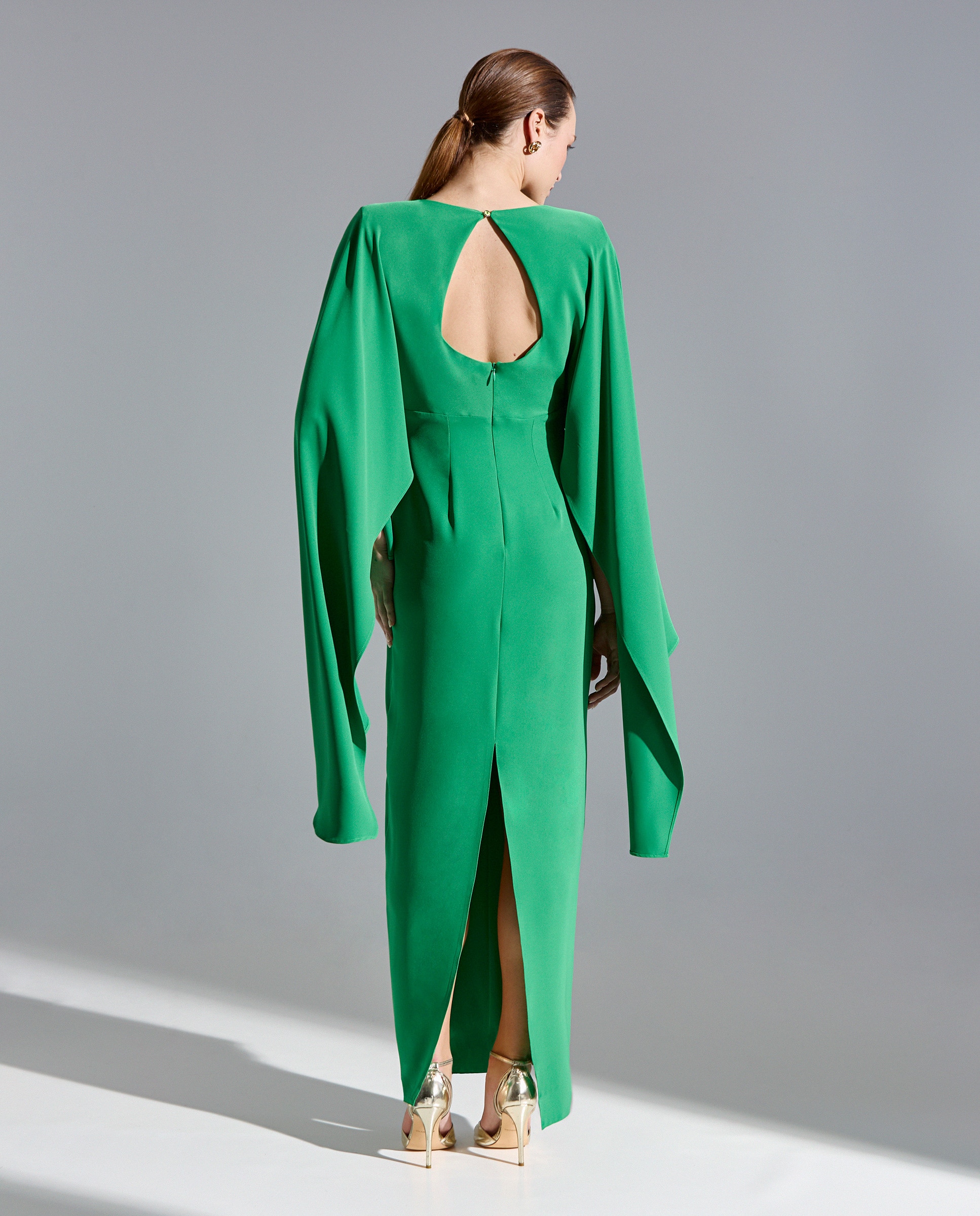 Vestido Comprido com Saia Reta e Mangas Anjo e Aplique de Cristal Verde-2