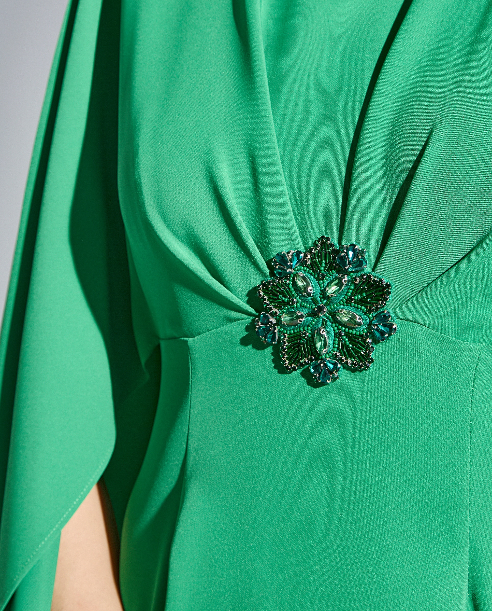 Vestido Comprido com Saia Reta e Mangas Anjo e Aplique de Cristal Verde-3